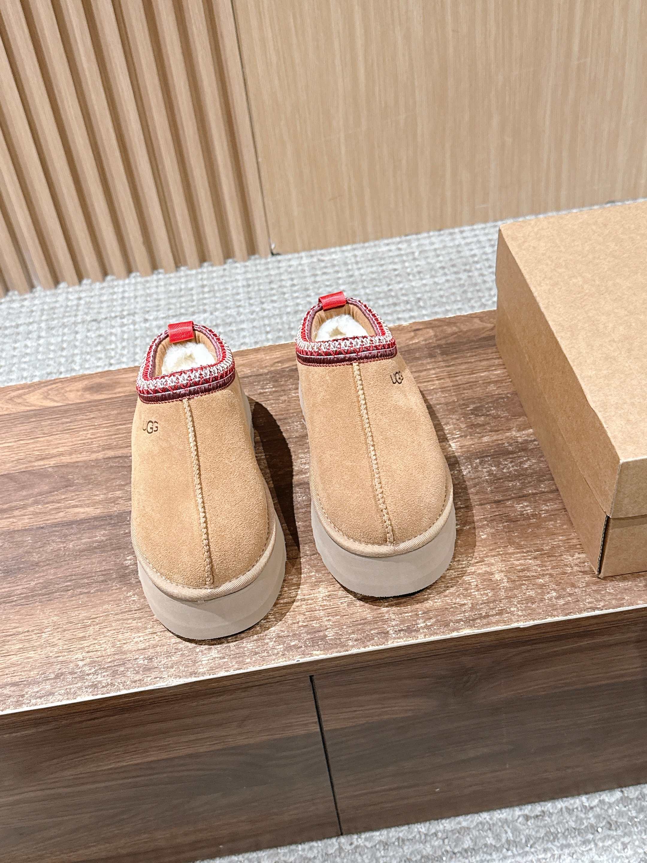 NO:562586,Oil 叽彽#秋 Winter new products TAzz TAzz thick-soled slippers. The new style slippers are made of ethnic style woven embroidery, retro and fashionable. They are super comfortable and are worn by many celebrities. I don’t need to say how popular ins Xiaohongshu is. They are out of stock as soon as the season comes!  Long thick and thick fur in one piece!  PVC foam ultra-light outsole, sole thickness is about 4cm, Size 35-39 (40 customized, non-refundable), semi-slippers, slippers19860909油叽叽#秋冬新品 塔茨TAzz厚底拖鞋 新款毛拖采用民族风编织刺绣复古又时髦,超舒适一脚蹬,超多明星在穿,ins小红书有多火不用我多说,一到季节就断货的节奏！ 隆丰厚实皮毛一体！pvc发泡超轻大底,底厚约4cm,Size35-39（40定做不退换）,半拖毛毛鞋,slippers,Women's Shoes