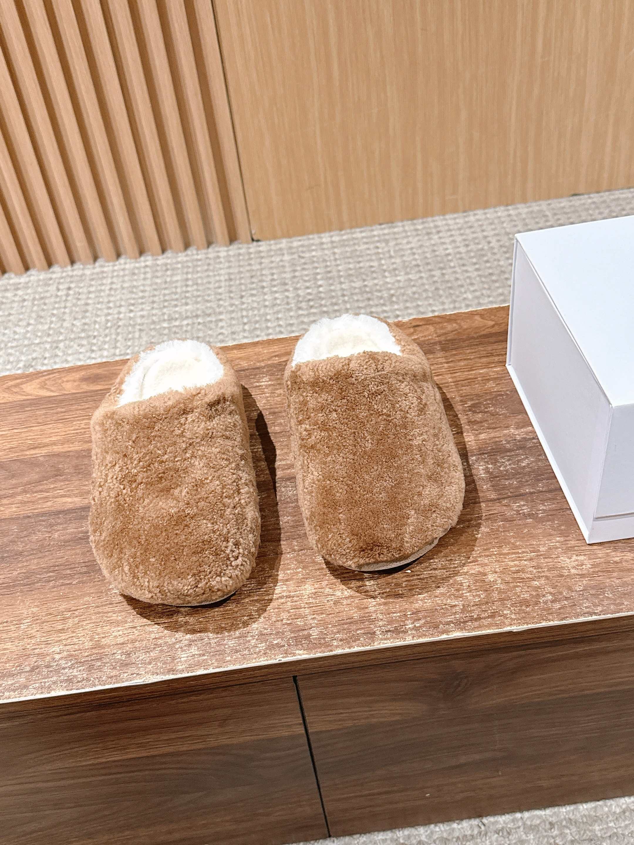 NO:562735,/# The new Boken mop is a plush and half mop. Simplicity is king. It exudes a sense of casual laziness. The slip-on design is relaxed and comfortable. It is fashionable to go out on the street and can be used at home. It can create a relaxing atmosphere and inject casualness and style into daily life.  The upper is made of high-quality suede material, which has a delicate touch and a retro accent. The mouth of the shoe is wrapped with fluffy and soft plush, which not only looks warm and healing, but also brings a cloud-like comfortable wrapping feeling when it fits the foot. The overall appearance is simple and elegant, without unnecessary complicated design. Whether you wear it at home to enjoy lazy time, or wear it with casual clothes to go out, it can be easily adapted to create a casual and stylish style for you. Material Suede  Lining sheepskin/fur lining Outsole rubber   Size 35-39 (40 customized, non-refundable), half-shoes, sheepskin, chamois leather19860909/#新款博肯拖毛毛半拖 简约即王道 散发随性慵懒感 一脚蹬设计 轻松又自在 时髦精出街 宅家都可 拿捏松弛氛围感 为日常注入随性与格调 鞋面选用质感上乘的麂皮材质,触感细腻又自带复古腔调.鞋口处包裹着蓬松柔软的毛绒,不仅看着温暖治愈,贴合脚部时更是能带来云朵般的舒适包裹感.整体外观简约大方,没有多余的繁杂设计,不管是居家穿着享受慵懒时光,还是搭配休闲服饰出街,都能轻松适配,为你打造出随性又有格调的穿搭风格. 材质麂皮 内里羊皮/毛里 大底橡胶 Size35-39（40定制不退换）,半拖毛毛鞋,sheepskin,chamois leather,Women's Shoes