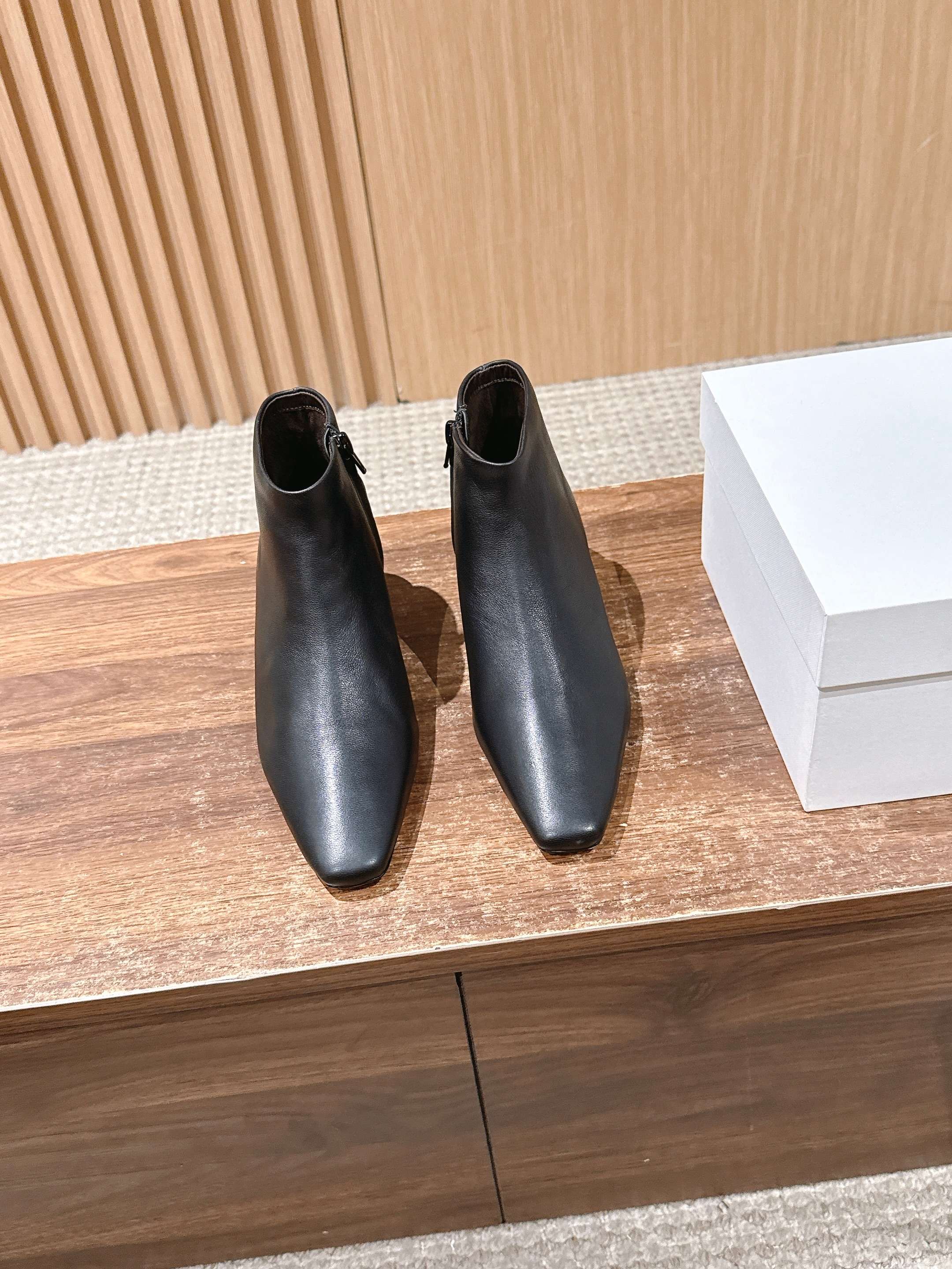 NO:562571,[Made in Guangzhou] The Row high-quality cat heel side zipper short boots TR is a pride for a niche brand!  It’s not inferior to many big brands at all. Not only is it rich in design, it’s also very easy to wear. Every detail can make your feet look slim and graceful!  The kitten heel is stable, comfortable and not tiring. The square design of the toe box can make the toes more comfortable and relaxed, and can be easily used by fat or thin feet. The delicate lambskin is used to create a soft-touch yet crisp appearance ~ injecting lightness and elegance into daily matching. The materials used are also imported lambskin inside and outside. The whole pair of shoes uses a very large amount of material. The mid-leather outsole is completely covered, and the scrap rate is extremely high. It ensures comfort and at the same time you can see the texture of the leather from the picture.  Outsole: Genuine leather outsole/forefoot injection molding. These boots can create a sophisticated look whether worn with elegant skirts or casual trousers. I highly recommend them to everyone!  Size 35/36/37/38/39/40 (40 non-returnable), boots, skirts, sheepskin, Leather soles19860909【莞产】The Row 高品质猫跟侧拉链短靴 TR作为小众品牌来说是一个骄傲！完全不输众多大牌子～不仅富有设计感 还十分好穿 每一处的细节都能把脚修饰的修长得体！小猫跟上脚稳妥舒适不累,鞋头方型设计能够让趾更加舒适放松,胖瘦脚型都能轻松驾奴,并选用细腻小羊皮打造出一个触感柔软且缺不失挺括的外观～为日常搭配注入轻盈与优雅 用料也得说里外进口小羊皮,整双鞋子下来用料特别大,中皮大底整片全包底,报废利极高,保证舒适性的同时又能从图片看出皮料质感 大底:真皮大底/前掌注塑 这款靴无论是搭配优雅裙装还是休闲裤装都能打造精致的造型,非常推荐给大家！ 尺码35/36/37/38/39/40（40不退换）,靴子,boots,skirts,sheepskin,Leather soles,Women's Shoes