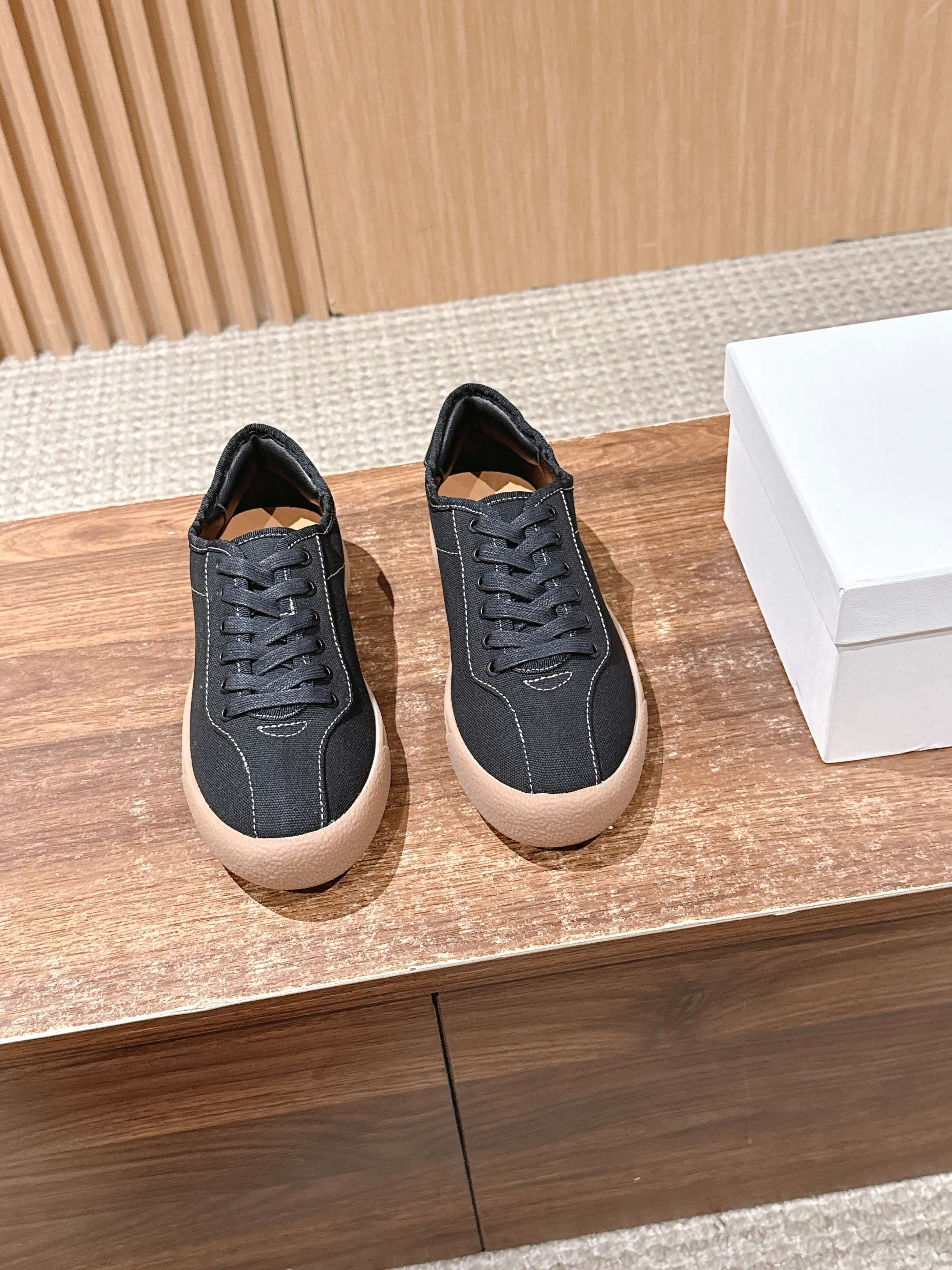 NO:562567,[Made in Guangzhou] The Row's new autumn and winter linen canvas shoes, white shoes. Put on the linen canvas shoes and feel as if you are stepping on the clouds. TR canvas casual shoes, light and beautiful, low-cut shoe shape with smooth stitching, reshape the classic canvas shoe silhouette with brown rubber sole, low-key and high-end retro details. 2 colors suitable for daily wear in the 90's wardrobe  Easily switch between lazy and capable styles. ZF high-density linen and cotton canvas is skin-friendly, breathable and not stuffy. It is not easy to deform after long-term wear. It is suitable for all seasons in spring, summer, autumn and winter. It is a canvas shoe that will not tire your feet after a day of running. It has mercerized sheepskin lining and non-slip rubber outsole with wave pattern grip design. It is non-slip and wear-resistant in rainy days, and the shoe is very light in weight. It can be worn barefoot and is soft and has no sense of presence.   Size 35/36/37/38/39/40 (40 non-refundable), casual shoes/sports shoes, sneakers, sheepskin19860909【莞产】The Row 秋冬新款亚麻帆布鞋小白鞋 穿上亚麻帆布鞋,仿佛踩在云朵上,TR帆布休闲鞋,轻盈之美,低帮鞋型流畅车缝线,重塑经典帆布鞋轮廓搭配棕色橡胶鞋底,低调中透出高级复古细节 2个颜色适配衣橱里90的日常穿搭 轻松切换慵懒与干练风格,zf高密度亚麻棉质帆布,亲肤透气不闷脚,久穿不易变形 春夏秋冬四季皆宜,属于暴走一天都不会累脚的帆布鞋,内里丝光羊皮,防滑橡胶大底波浪纹路抓地设计 雨天防滑耐磨,鞋子自重很轻 光脚穿也能柔软无存在感 尺码35/36/37/38/39/40（40不退换）,休闲鞋/运动鞋,sneakers,sheepskin,Women's Shoes