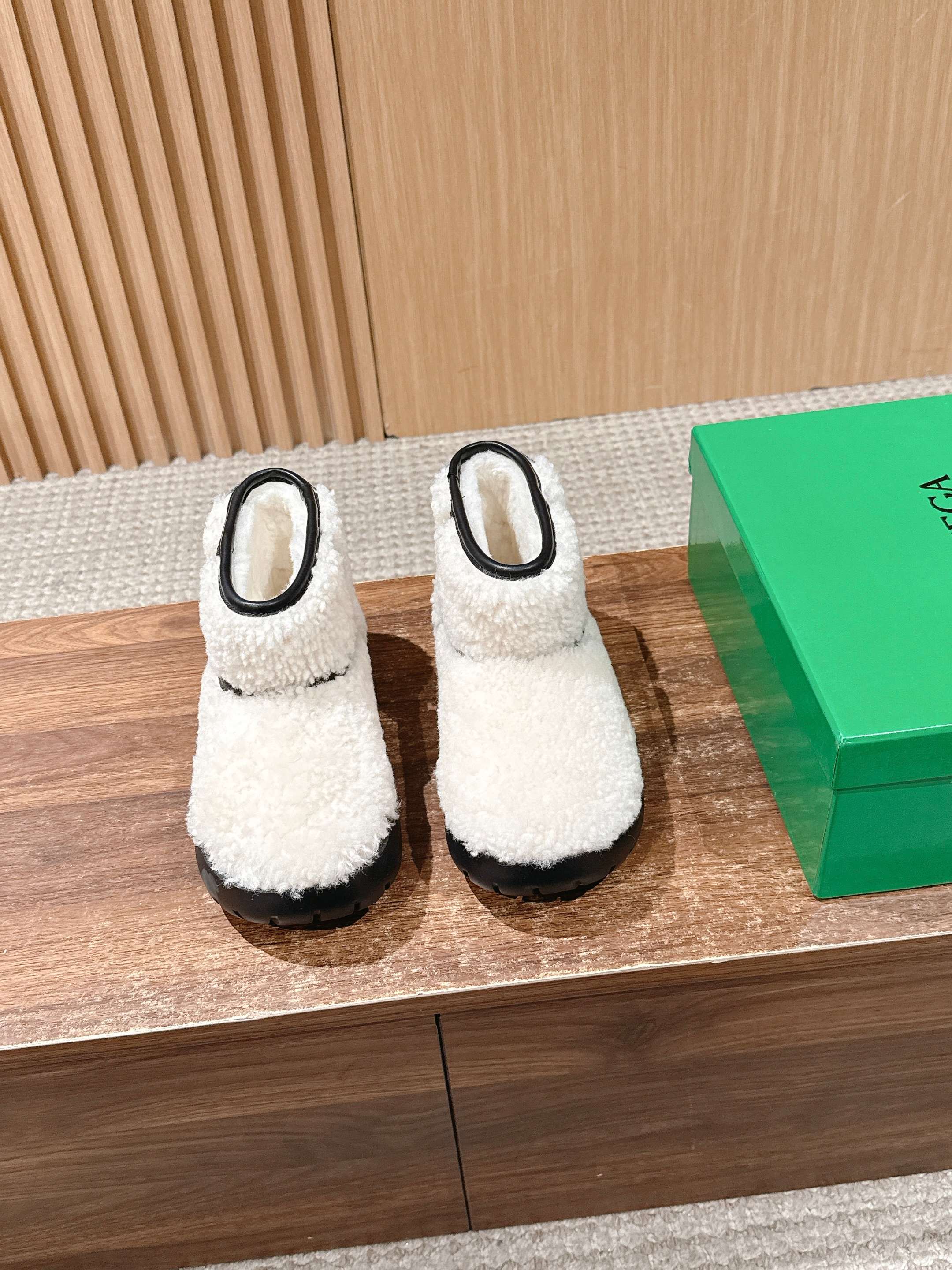 NO:577038,Top high-end version, purchasing quality, original development, Bottega Veneta's 2025 new Snap fur boots, warm sheep cake fur snow boots, super explosive all-lamb real wool warm fur short boots. It took more than two months to upgrade the version and finally made it perfect. We made every detail exactly the same as the original product. We decisively keep the style when shipping, how can we not keep the beauty we like, multiple craftsmanship, top quality in the market, welcome to compare, unconditional PK for any details  There are pictures and truth, and today’s Internet celebrities at home and abroad are taking advantage of it!  Fashionable men and women are fully responsible for their outfits. Original model-opened ultra-light IP foam outsole, no matter how many versions are on the market, you will be full of surprises the moment you get it!  A perfect authentic version, you can go in and out of the counter at will. Purely hand-made with heavy craftsmanship. A must-have for fashionable women, what matters is the craftsmanship and texture. This product adopts the original imported Italian lamb wool and sheepskin integrated design, a variety of material matching techniques, perfect computer stitching, standard package technology, super comfortable and warm texture, easy to wear, easy to put on and take off, easy to take, the interior is made of high-end original uniform shear fur integrated interior, double standard, double code, standard version.  Original factory craftsmanship. The outsole is made of the best ultra-light rubber outsole. The shoe shape is more domineering and textured than the women's model. It is made with fine workmanship and is more durable. Many fashionable women are competing to match it with punk style. You will be full of surprises the moment you get it!  A perfect genuine version, you are welcome to compare the quality and workmanship, stress-free quality assurance, you can enter and exit the counter at will. The fabric is made of original sheep cake wool imported from Italy. The lining is made of original sheared wool imported from Italy. The feet are made of original sheared wool imported from Italy. The outsole is the original ultra-light rubber sole imported from Italy. The bottom height is 3.5CM (the thickness is the same as the original version). The code number is 35-39 (34.40.41 is customized, non-refundable and non-exchangeable). Packaging:  Top high-end full set of original and consistent authentic packaging, snow boots, bottega veneta, bottega veneta, boots, sheepskin19860909顶级高端版本 代购品质 原版开发 BottegaVeneta葆蝶家2025新款Snap毛靴保暖羊糕毛皮毛一体雪地靴,超级爆炸全羊羔毛真毛保暖毛毛短靴.耗时两个多月升级版终于完美复刻,我们把每一个细节做得和正品一模一样.出货果断自留款式,喜欢的美女怎能不自留,多重工艺,市场顶级品质欢迎对比,无条件任何细节PK 有图有真相,当今网红国内外明星们纷纷上脚！时尚潮男潮女们穿搭全面担当.原版开模超轻IP发泡大底无论市面有多少版本,当你拿到它的那一刻都会充满惊喜！完美的正品级版本,随意进出专柜.纯手工制作重磅工艺. 时尚潮女必备,讲究的就是工艺质感,本产品采用意大利进口原版羊羔毛羊皮毛一体设计,多种材料搭配工艺,完美电脑针车走线,标准套包工艺制作,质感超舒适保暖设计,易穿搭 易穿脱 轻松拿,内里选用高档原版一致剪羊皮毛一体内里 双标双码 对标对版 原厂工艺.大底采用最好的超轻橡胶外底 对版对质,鞋型相比较女款更为霸气 有质感.精工细作 更扛造耐穿,众多时尚潮女们 朋克风争相种草 搭配.当你拿到它的那一刻都会充满惊喜！完美的正品级版本,欢迎对比质量和做工,无压力的品质保障,随意进出专柜. 面料意大利进口原版羊糕毛一体 内里意大利进口原版剪羊毛 垫脚意大利进口原版剪羊毛 大底意大利进口原版超轻橡胶底 底高3.5CM（厚度和原版一致） 码数35-39（34.40.41定做,不退不换) 包装: 顶级高端全套原版一致正品包装,雪地靴,bottega veneta,bottega veneta,boots,sheepskin,Women's Shoes