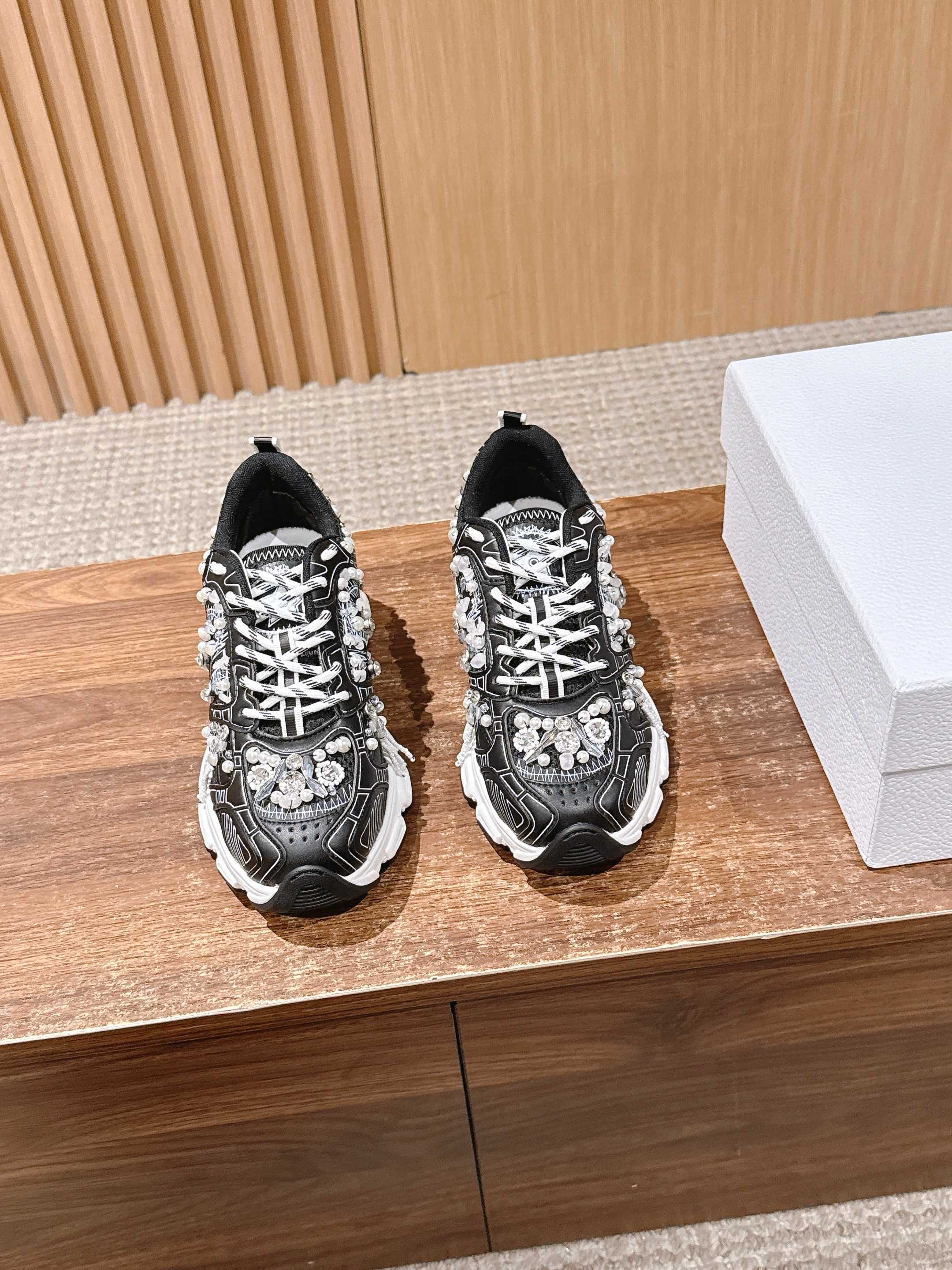 NO:592319,The top version [wool customization +20] DIOR Dior's new beaded dad shoes are in the shape of dad shoes, combining breathable mesh fabric and thick rubber outsole. The shoe opening is filled with wool lining, which has both fashion sense and winter warmth.  The shoe body has strong lines and is available in multiple colors to meet simple or personalized matching needs. It combines the 'trend sense of street dad shoes' and the 'warmth attribute of plush lining', which is suitable for autumn and winter. It is suitable for casual scenes and can optimize body proportions through the thick sole design. Cowhide upper, sheepskin lining, outsole, original molded outsole, increased by 6cm  Size women's size 35-41 (40/41 customization is not returnable), dad shoes, dior, dior, cowhide, sheepskin19860909顶级版本【羊毛定制＋20】DIOR 迪奥新款珠片老爹鞋 鞋型为老爹鞋轮廓,结合透气网眼布与厚底橡胶大底,鞋口处填充羊毛内里,兼具潮流感与冬季保暖性. 鞋身线条硬朗,多色可选,满足简约或个性的搭配需求.融合“街头老爹鞋的潮流感”与“毛绒内里的温暖属性”,适合秋冬季节,既适配休闲场景,又能通过厚底设计优化身材比例. 鞋面牛皮 内里羊皮 大底原版开模大底 增高6cm size女码35-41码（40/41定制不退换）,老爹鞋,dior,dior,cowhide,sheepskin,Women's Shoes