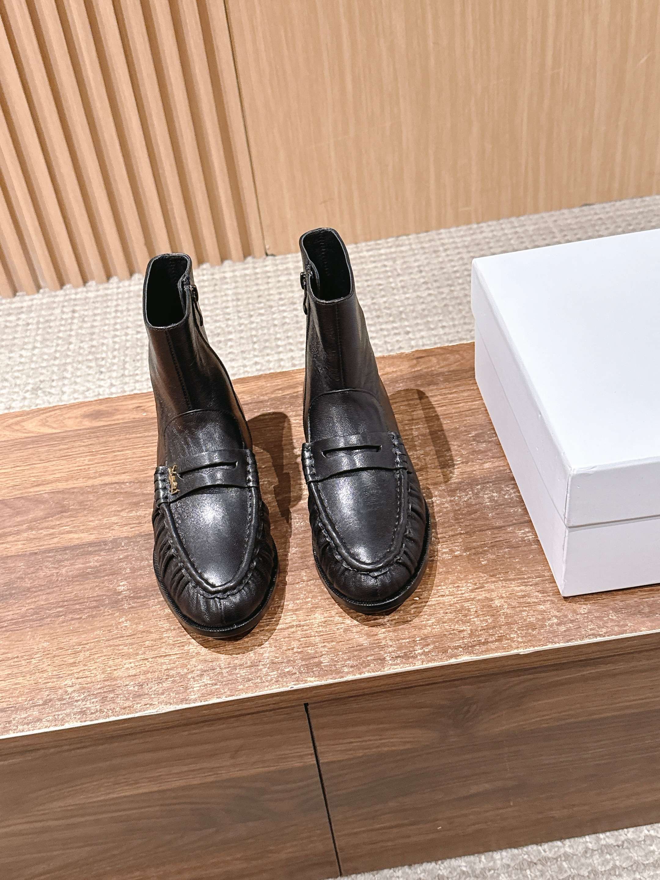 NO:576898,Yves Saint Laurent's ruffle-edged Loaf short boots. When Loft's lazy gene meets the neat silhouette of the short boots, it injects effortless fashion into the autumn and winter looks. The natural pleats of the upper are the finishing touch, and the texture that flows with the steps is like casually outlined lines. It not only echoes the relaxed aesthetics popular in autumn and winter, but also eliminates the heavy feeling of the boots with its delicate texture. The iconic golden YSL letter logo embellishes the shoe body.  The cool luster of the metal and the soft texture of the pleats condense the brand's more than half a century of elegance into a single square inch. Whether it is worn with suit trousers for a smart workplace or a knitted skirt for a lazy style. Let the folds hide the casualness and let the logo show the attitude. This pair of short boots is not only a tool for keeping warm in autumn and winter, but also a fashion key to unlocking multiple styles. The fabric is made of original customized leather, the inner feet are all sheepskin, and the genuine leather outsole imported from Italy  size35-39 (customized 40/41/42/43), boots, saint laurent, saint laurent, loafers, boots, skirts, business suit, sheepskin, Leather soles19860909圣罗兰字母褶皱边乐福短靴 当乐福慵懒基因邂逅短靴的利落轮廓 它为秋冬造型注入毫不费力的时髦感. 鞋面的自然褶皱是点睛之笔, 随步履流转的肌理如同随性勾勒的线条 既呼应了秋冬流行的松弛美学 又以细腻质感消解了靴履的厚重感 标志性金色YSL字母徽标点缀鞋身 金属的冷冽光泽与褶皱的柔和肌理, 将品牌半个多世纪的优雅底蕴凝于方寸之间 无论是搭配西装裤演绎职场干练 还是配针织裙诠释慵懒格调 都能适配. 让褶皱藏住随性 让徽标彰显态度 这双短靴既是秋冬保暖利器 更是解锁多元风格的时尚密钥. 面料采用原版定制皮料 内里垫脚均为羊皮 意大利进口真皮大底 size35-39（40/41/42/43定制）,靴子,saint laurent,saint laurent,loafers,boots,skirts,business suit,sheepskin,Leather soles,Women's Shoes