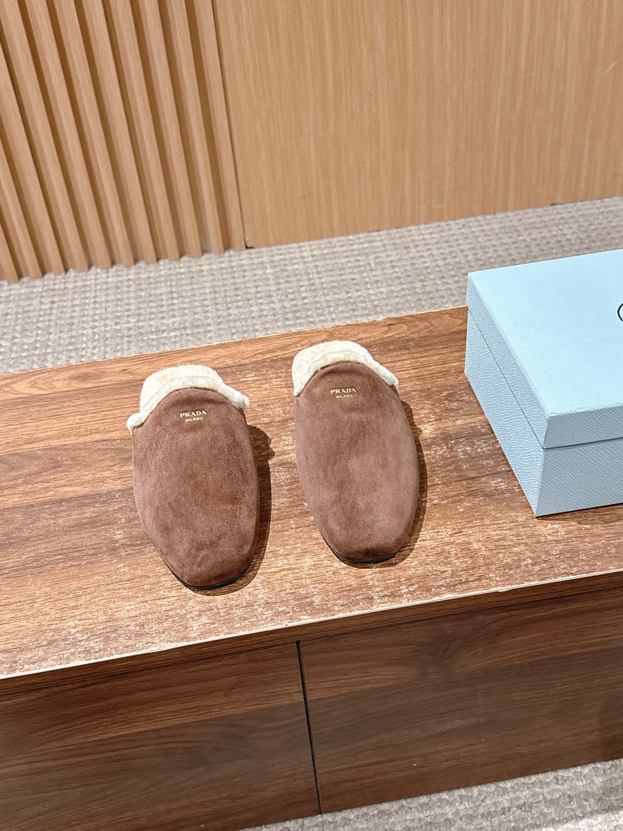 NO:576892,PRADA's new autumn and winter plush mules combine luxurious texture with comfortable and casual feeling. The upper is made of high-grade leather/suede material. The plush design at the shoe mouth not only adds a warm visual effect, but also improves the wearing comfort experience. The PRADA brand logo on the shoe body highlights the brand style, and the overall presentation is a retro and fashionable light luxury style.  As mule shoes, they are easy to put on and take off; the plush material saves energy in autumn and winter and provides a certain degree of warmth, suitable for indoor and outdoor short-term wear, and is both beautiful and practical. The upper is made of beaded cowhide/cow suede, the lining is wool, the outsole is rubber, Size35-39 (40/41 customized, non-returnable), semi-furry shoes, prada, prada, cowhide, chamois leather19860909PRADA 普拉达秋冬新款毛绒穆勒鞋 融合了奢华质感与舒适休闲感,鞋面采用高级皮革/麂皮材质,鞋口处的毛绒设计既增添了温暖的视觉效果,又提升了穿着的舒适体验,鞋身的PRADA品牌标识彰显品牌格调,整体呈现出复古又时尚的轻奢风格. 作为穆勒鞋,穿着方便易穿脱；毛绒材质在秋冬季节能提供一定的保暖性,适合室内外短时间穿着,兼具美观与实用性. 鞋面开标珠牛皮/牛反绒 内里羊毛 大底橡胶大底 Size35-39（40/41定制不退换）,半拖毛毛鞋,prada,prada,cowhide,chamois leather,Women's Shoes