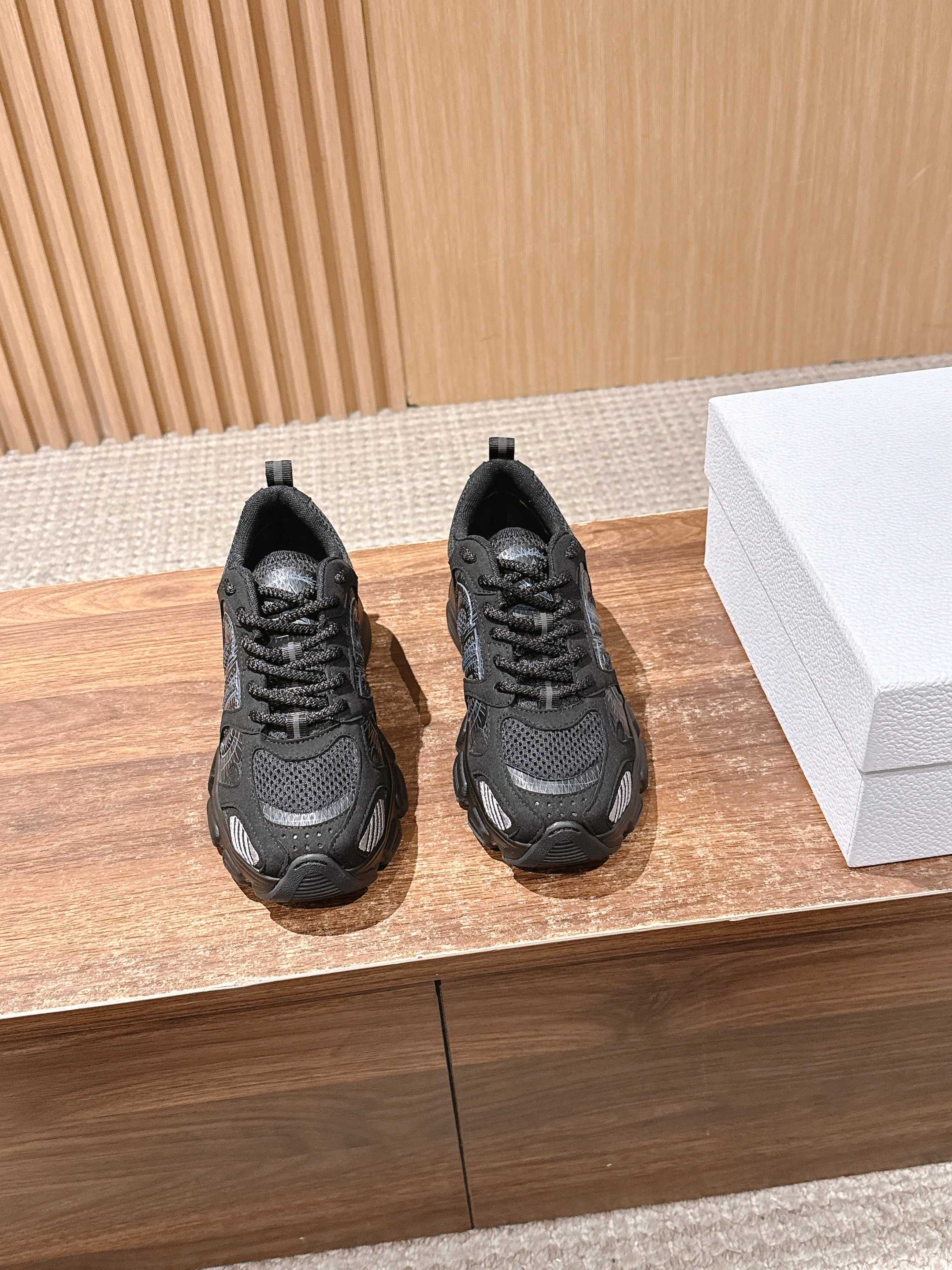 NO:576886,DIOR Dior's new dad shoes have tough lines and are available in multiple colors to meet simple or personalized matching needs. It combines the 'trend sense of street dad shoes' with the 'warmth attribute of plush lining' and is suitable for autumn and winter. It is suitable for casual scenes and can optimize body proportions through thick-soled design. Cowhide upper, breathable mesh lining, original molded outsole, 6cm higher  Size women's size 35-41 (40-41 customized, non-returnable), dad shoes, fur shoes, dior, dior, cowhide19860909DIOR 迪奥新款老爹鞋 鞋身线条硬朗,多色可选,满足简约或个性的搭配需求.融合“街头老爹鞋的潮流感”与“毛绒内里的温暖属性”,适合秋冬季节,既适配休闲场景,又能通过厚底设计优化身材比例. 鞋面牛皮 内里透气网里 大底原版开模大底 增高6cm Size女码35-41码（40-41定制不退换）,老爹鞋毛毛鞋,dior,dior,cowhide,Women's Shoes