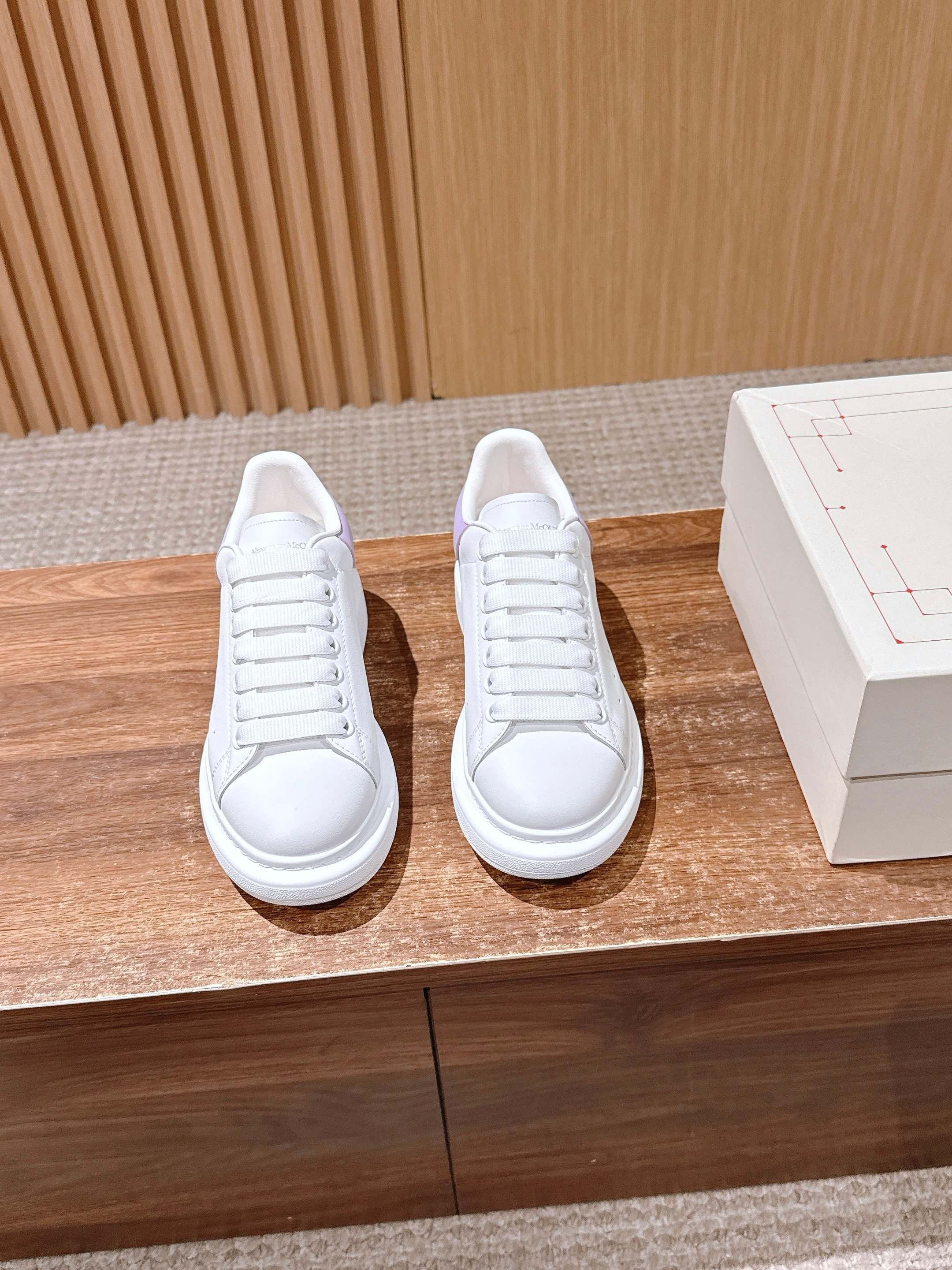 NO:576880,# Female Size Only【Purple Leather Tail】 # McQueen is undoubtedly the classic king of white shoes. There are indeed a lot of people making them on the market, and the versions are also uneven, but there is still a long way to go before they are authentic!  Please take a look at our exclusive 1 exclusive customized latest silk cowhide 2 upgraded version of the last!  3Upgrade the original non-yellowing IP outsole!  It cost more than 20,000 yuan to make a new large base mold!  The color has been upgraded again!  From the materials and soles to the hardware, we hope to give you a truly original experience!  The upper material is exclusively customized imported silk cowhide, the original leather lining/foot pad material is top-notch imported knitted breathable lining!  Exclusive anti-counterfeiting chip tag Size women's size 35-39 (custom-made 40 non-returnable), casual shoes/sports shoes, alexander mcqueen, sneakers, cowhide19860909#限女码【紫色皮尾】 # 麦昆当之无愧算是小白鞋里的经典之王 市面上做的人也确实不在少数,版本也是参差不齐但真正离正品还是有一段距离！请看我们独家 1独家定制的最新丝绸牛皮 2升级版楦型！ 3升级原版不发黄ip大底！花费2万多从新开的大底模！颜色又升级！大到材质大底,小到五金我们都希望给你真正原版的体验！ 帮面材质独家定制进口丝绸牛皮,原版皮质 内里/垫脚材质顶级进口针织透气内里！ 独家防伪芯片标签 Size女码35-39（40定做不退换）,休闲鞋/运动鞋,alexander mcqueen,sneakers,cowhide,Women's Shoes