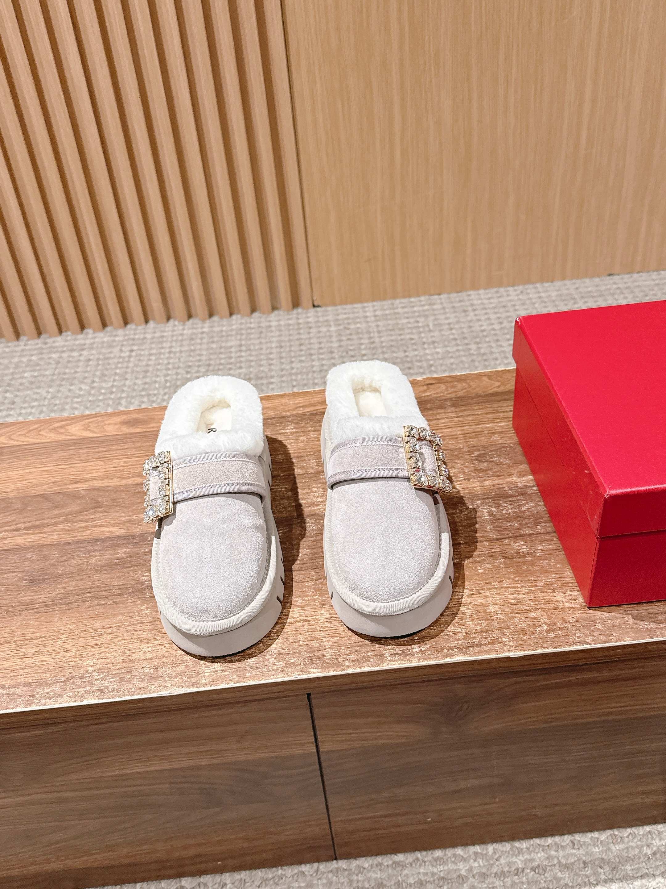 NO:576876,RV Winter viv Roger Vivier fur mop with diamond buttons. Handmade in very soft suede leather. Equipped with shearling lining and diamond buckles. Warm but not fashionable. A true artifact in winter. Size 35-39 (40/41 customized, non-returnable), half-mug snow boots, boots.19860909RV Winter viv 罗杰维维亚钻扣毛毛拖 非常柔软绒面皮革手工制作 配以剪羊毛衬里和闪钻饰扣 温暖又不是时尚 冬天真的神器 Size35-39（40/41定制不退换）,半拖雪地靴,boots,Women's Shoes