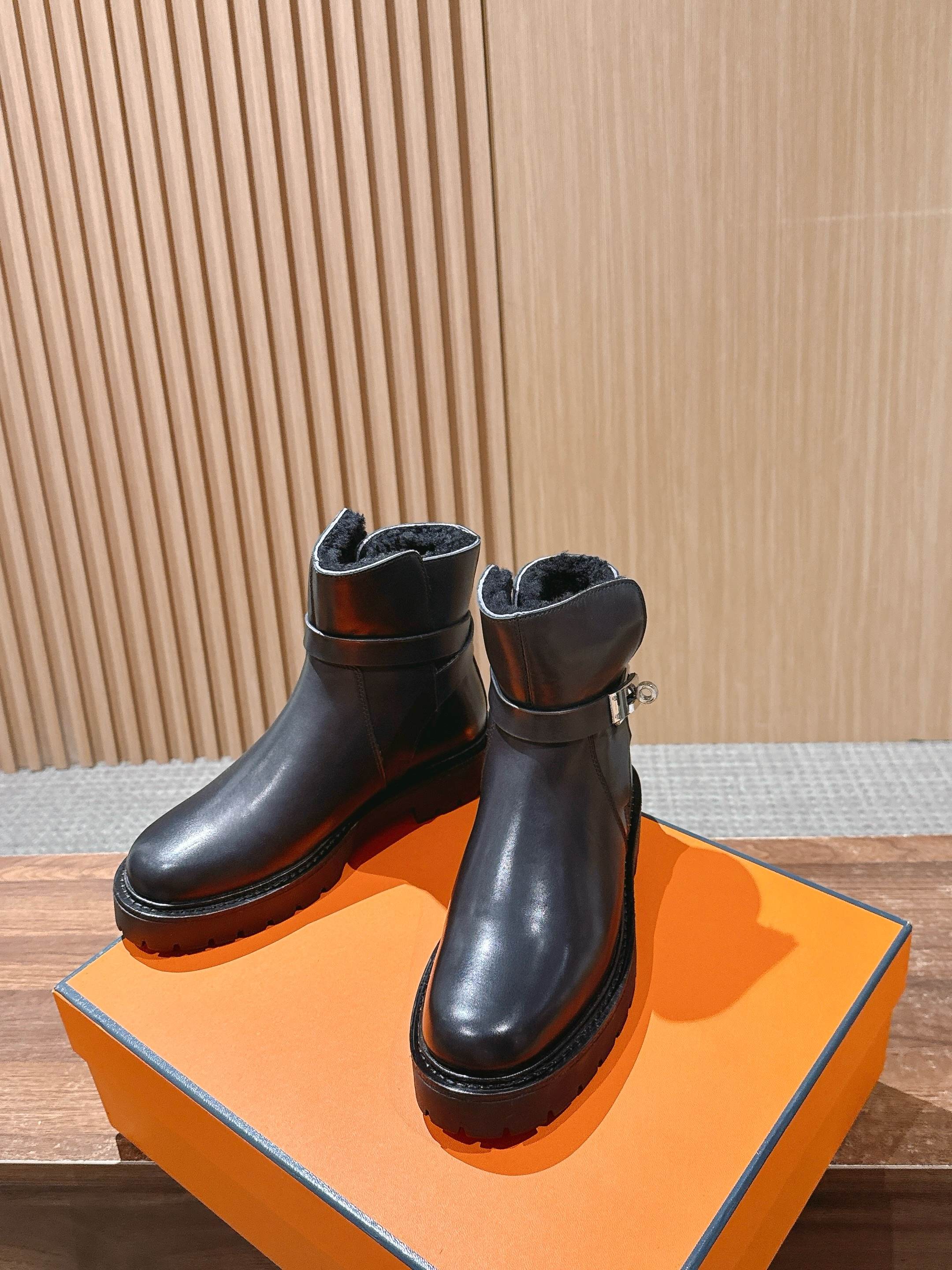 #皮面 HERMES 爱马仕秋冬加绒款金属扣马丁靴 鞋身搭配金属扣饰绑带,既强化了设计感,又可通过调节绑带适配不同脚型与 #皮面 HERMES 爱马仕秋冬加绒款金属扣马丁靴 鞋身搭配金属扣饰绑带,既强化了设计感,又可通过调节绑带适配不同脚型与