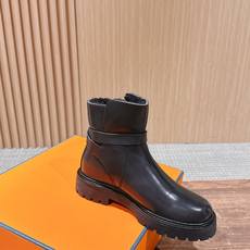 #皮面 HERMES 爱马仕秋冬加绒款金属扣马丁靴 鞋身搭配金属扣饰绑带,既强化了设计感,又可通过调节绑带适配不同脚型与 #皮面 HERMES 爱马仕秋冬加绒款金属扣马丁靴 鞋身搭配金属扣饰绑带,既强化了设计感,又可通过调节绑带适配不同脚型与