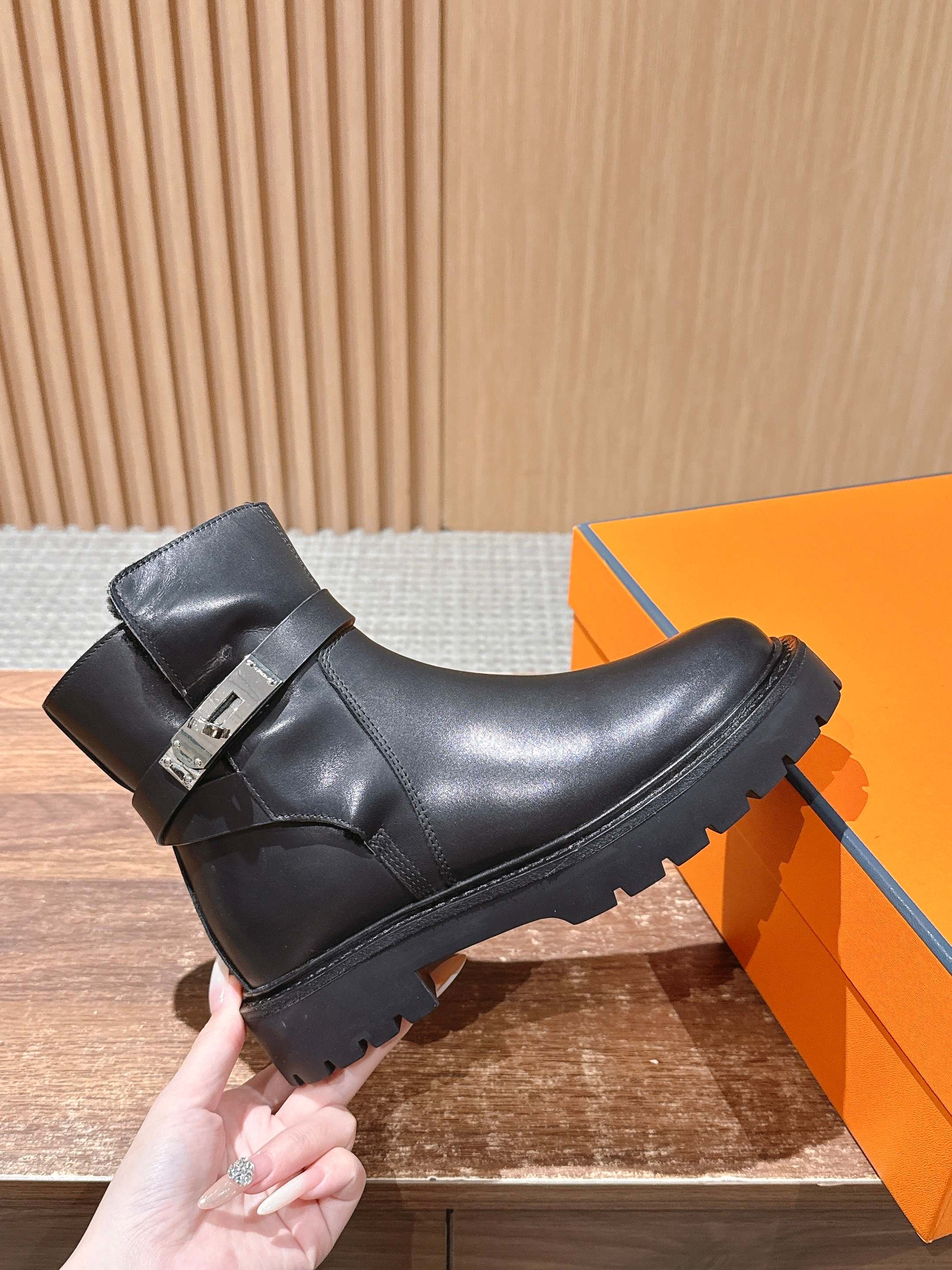 #皮面 HERMES 爱马仕秋冬加绒款金属扣马丁靴 鞋身搭配金属扣饰绑带,既强化了设计感,又可通过调节绑带适配不同脚型与 #皮面 HERMES 爱马仕秋冬加绒款金属扣马丁靴 鞋身搭配金属扣饰绑带,既强化了设计感,又可通过调节绑带适配不同脚型与