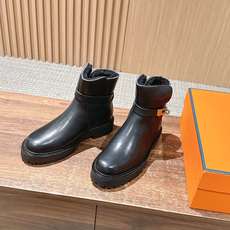 #皮面 HERMES 爱马仕秋冬加绒款金属扣马丁靴 鞋身搭配金属扣饰绑带,既强化了设计感,又可通过调节绑带适配不同脚型与 #皮面 HERMES 爱马仕秋冬加绒款金属扣马丁靴 鞋身搭配金属扣饰绑带,既强化了设计感,又可通过调节绑带适配不同脚型与