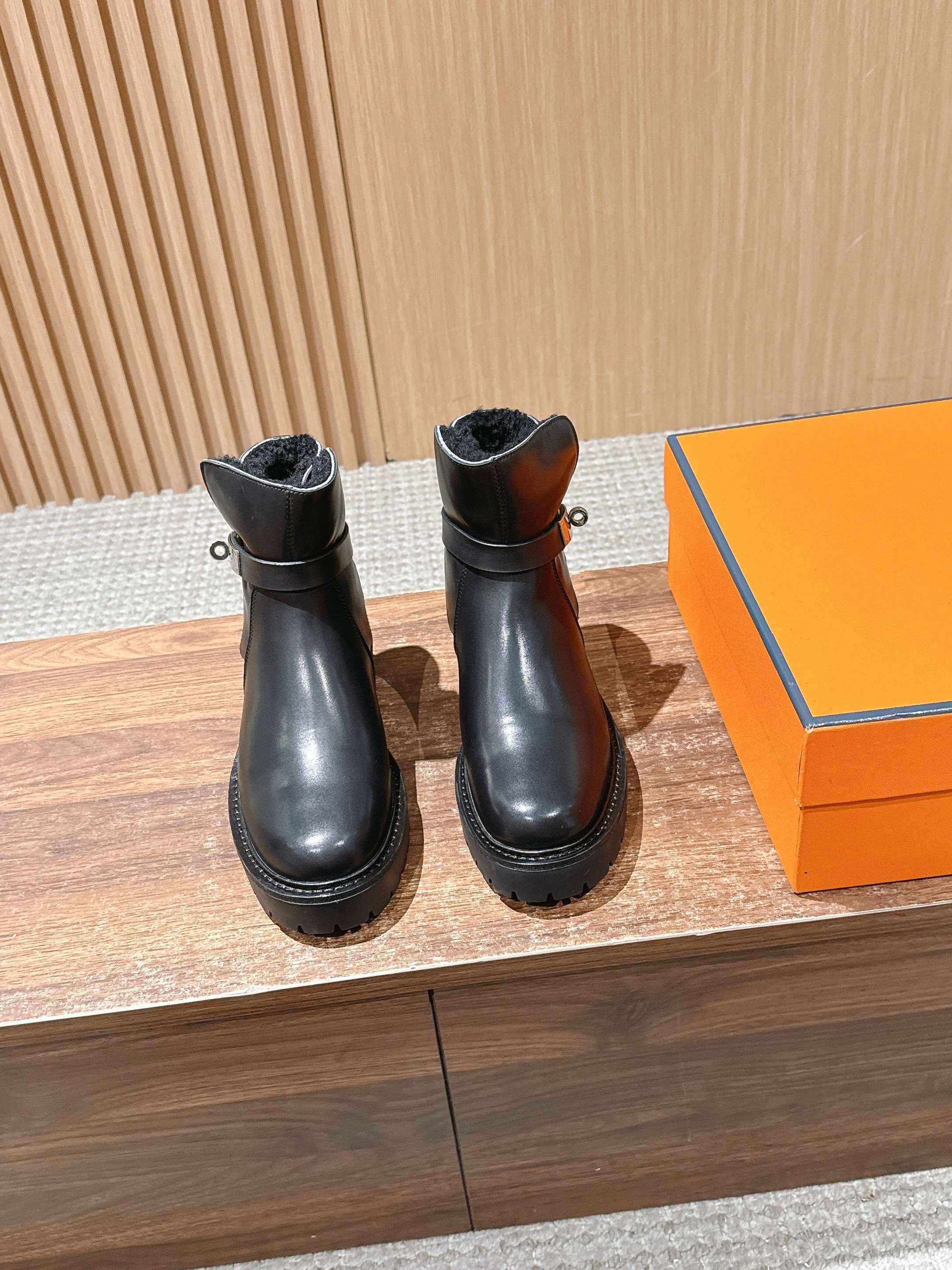 #皮面 HERMES 爱马仕秋冬加绒款金属扣马丁靴 鞋身搭配金属扣饰绑带，既强化了设计感，又可通过调节绑带适配不同脚型与