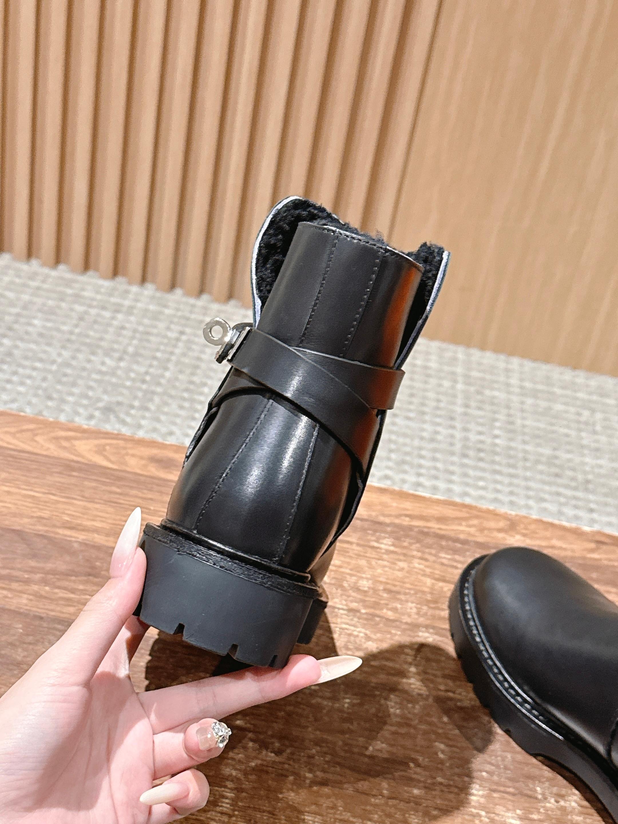 #皮面 HERMES 爱马仕秋冬加绒款金属扣马丁靴 鞋身搭配金属扣饰绑带,既强化了设计感,又可通过调节绑带适配不同脚型与 #皮面 HERMES 爱马仕秋冬加绒款金属扣马丁靴 鞋身搭配金属扣饰绑带,既强化了设计感,又可通过调节绑带适配不同脚型与