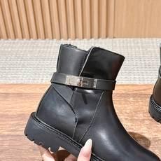 #皮面 HERMES 爱马仕秋冬加绒款金属扣马丁靴 鞋身搭配金属扣饰绑带,既强化了设计感,又可通过调节绑带适配不同脚型与 #皮面 HERMES 爱马仕秋冬加绒款金属扣马丁靴 鞋身搭配金属扣饰绑带,既强化了设计感,又可通过调节绑带适配不同脚型与