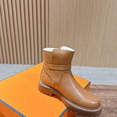 #皮面 HERMES 爱马仕秋冬加绒款金属扣马丁靴 鞋身搭配金属扣饰绑带,既强化了设计感,又可通过调节绑带适配不同脚型与 #皮面 HERMES 爱马仕秋冬加绒款金属扣马丁靴 鞋身搭配金属扣饰绑带,既强化了设计感,又可通过调节绑带适配不同脚型与