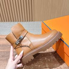 #皮面 HERMES 爱马仕秋冬加绒款金属扣马丁靴 鞋身搭配金属扣饰绑带,既强化了设计感,又可通过调节绑带适配不同脚型与 #皮面 HERMES 爱马仕秋冬加绒款金属扣马丁靴 鞋身搭配金属扣饰绑带,既强化了设计感,又可通过调节绑带适配不同脚型与