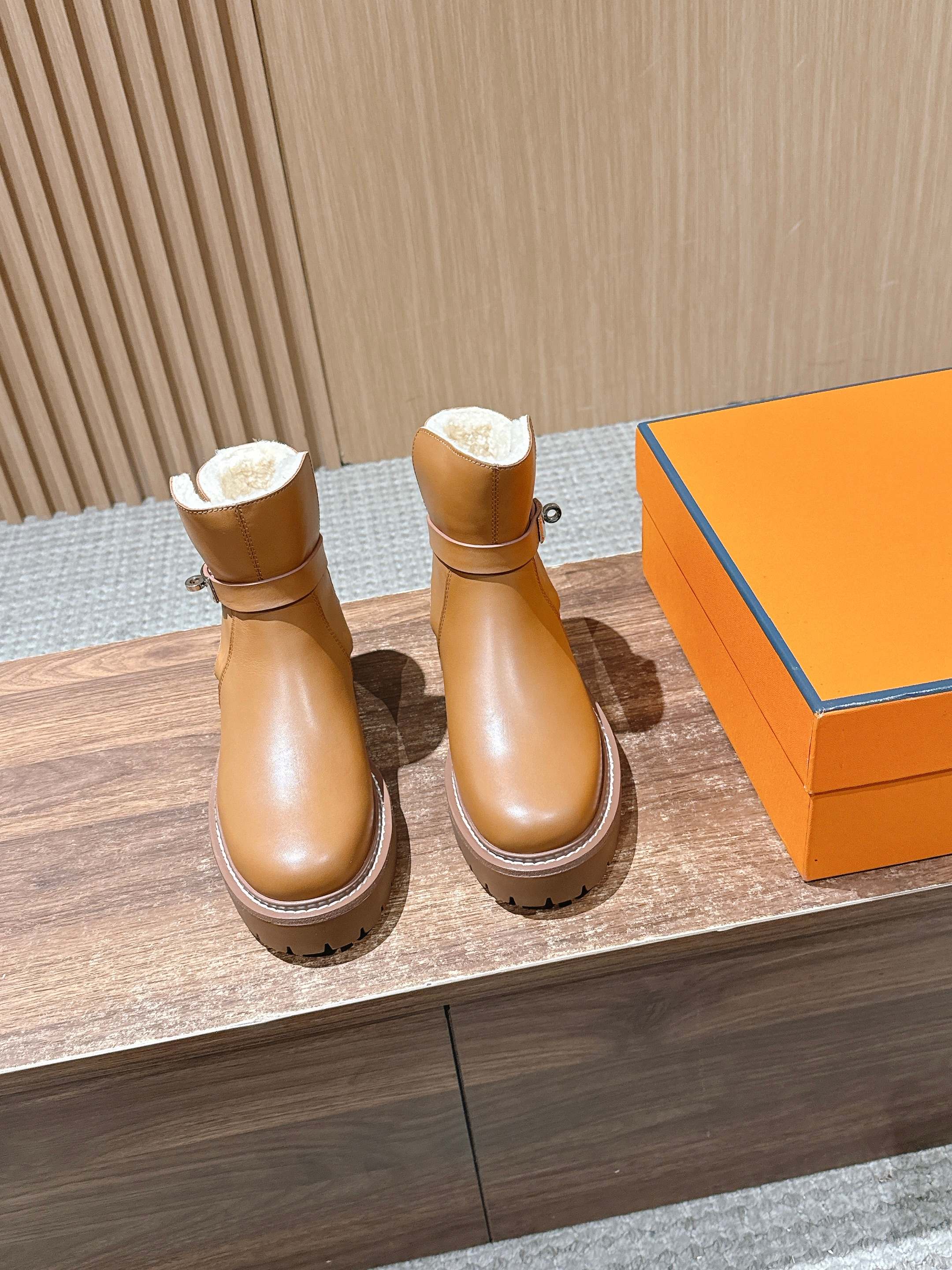 #皮面 HERMES 爱马仕秋冬加绒款金属扣马丁靴 鞋身搭配金属扣饰绑带，既强化了设计感，又可通过调节绑带适配不同脚型与