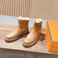 #皮面 HERMES 爱马仕秋冬加绒款金属扣马丁靴 鞋身搭配金属扣饰绑带,既强化了设计感,又可通过调节绑带适配不同脚型与 #皮面 HERMES 爱马仕秋冬加绒款金属扣马丁靴 鞋身搭配金属扣饰绑带,既强化了设计感,又可通过调节绑带适配不同脚型与
