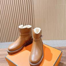#皮面 HERMES 爱马仕秋冬加绒款金属扣马丁靴 鞋身搭配金属扣饰绑带,既强化了设计感,又可通过调节绑带适配不同脚型与 #皮面 HERMES 爱马仕秋冬加绒款金属扣马丁靴 鞋身搭配金属扣饰绑带,既强化了设计感,又可通过调节绑带适配不同脚型与
