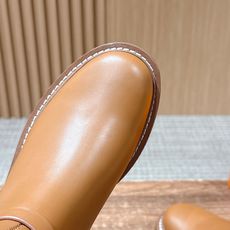 #皮面 HERMES 爱马仕秋冬加绒款金属扣马丁靴 鞋身搭配金属扣饰绑带,既强化了设计感,又可通过调节绑带适配不同脚型与 #皮面 HERMES 爱马仕秋冬加绒款金属扣马丁靴 鞋身搭配金属扣饰绑带,既强化了设计感,又可通过调节绑带适配不同脚型与