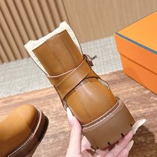 #皮面 HERMES 爱马仕秋冬加绒款金属扣马丁靴 鞋身搭配金属扣饰绑带,既强化了设计感,又可通过调节绑带适配不同脚型与 #皮面 HERMES 爱马仕秋冬加绒款金属扣马丁靴 鞋身搭配金属扣饰绑带,既强化了设计感,又可通过调节绑带适配不同脚型与