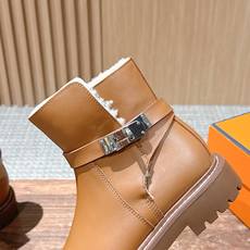 #皮面 HERMES 爱马仕秋冬加绒款金属扣马丁靴 鞋身搭配金属扣饰绑带,既强化了设计感,又可通过调节绑带适配不同脚型与 #皮面 HERMES 爱马仕秋冬加绒款金属扣马丁靴 鞋身搭配金属扣饰绑带,既强化了设计感,又可通过调节绑带适配不同脚型与