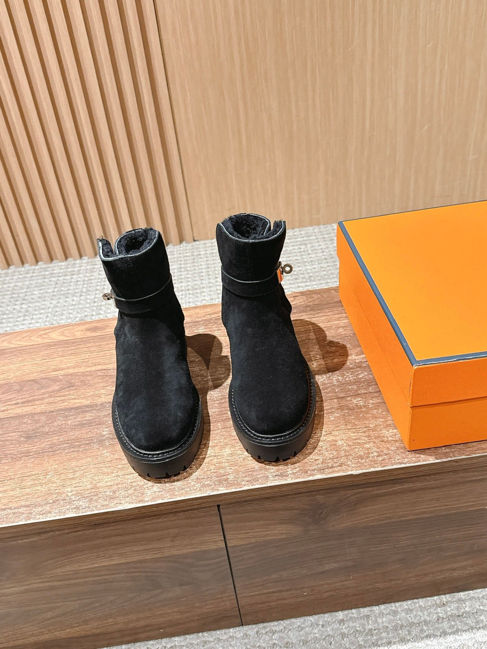 #绒面 HERMES 爱马仕秋冬加绒款金属扣马丁靴 鞋身搭配金属扣饰绑带，既强化了设计感，又可通过调节绑带适配不同脚型与