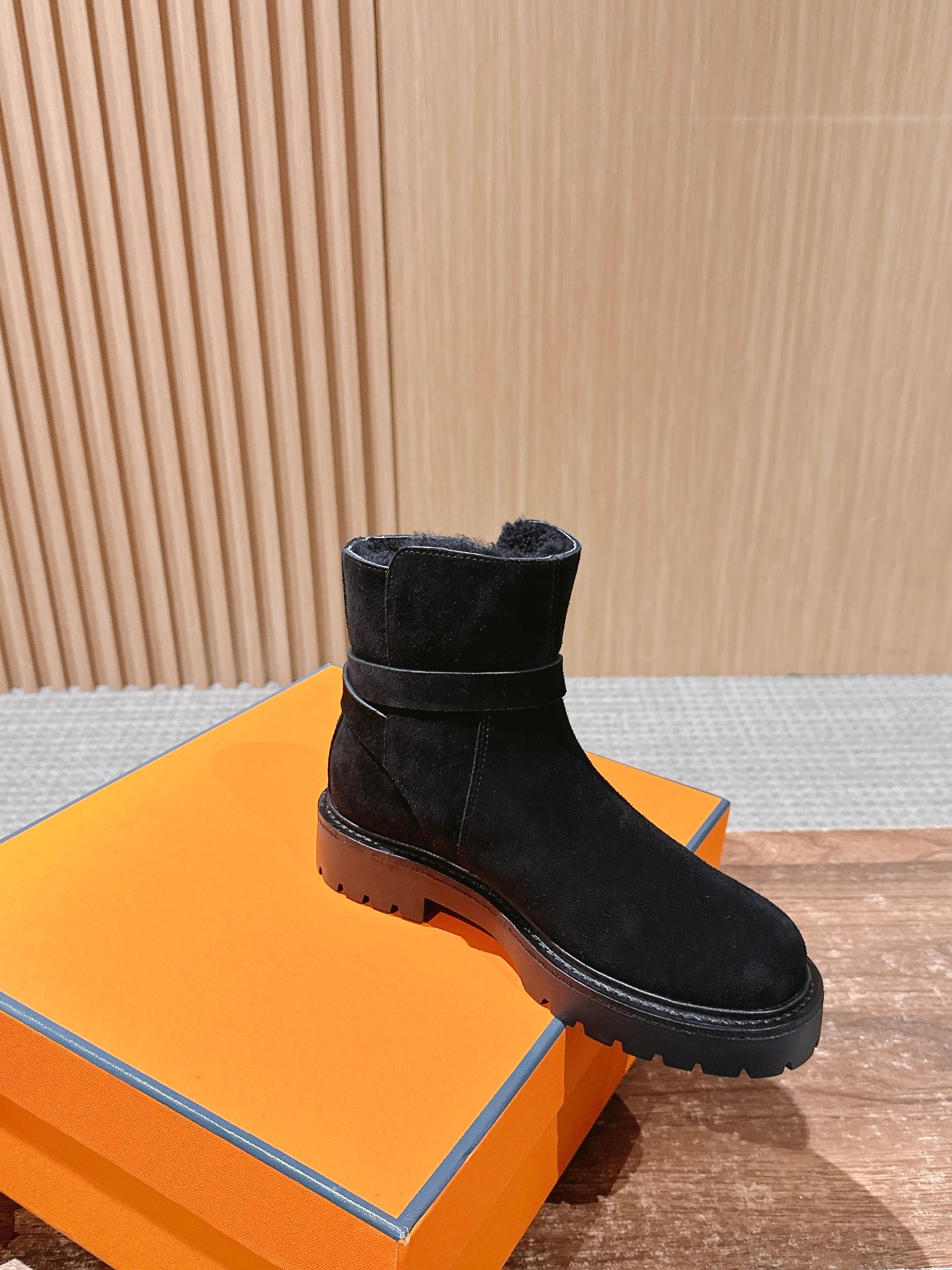 #绒面 HERMES 爱马仕秋冬加绒款金属扣马丁靴 鞋身搭配金属扣饰绑带,既强化了设计感,又可通过调节绑带适配不同脚型与 #绒面 HERMES 爱马仕秋冬加绒款金属扣马丁靴 鞋身搭配金属扣饰绑带,既强化了设计感,又可通过调节绑带适配不同脚型与