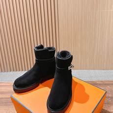 #绒面 HERMES 爱马仕秋冬加绒款金属扣马丁靴 鞋身搭配金属扣饰绑带,既强化了设计感,又可通过调节绑带适配不同脚型与 #绒面 HERMES 爱马仕秋冬加绒款金属扣马丁靴 鞋身搭配金属扣饰绑带,既强化了设计感,又可通过调节绑带适配不同脚型与