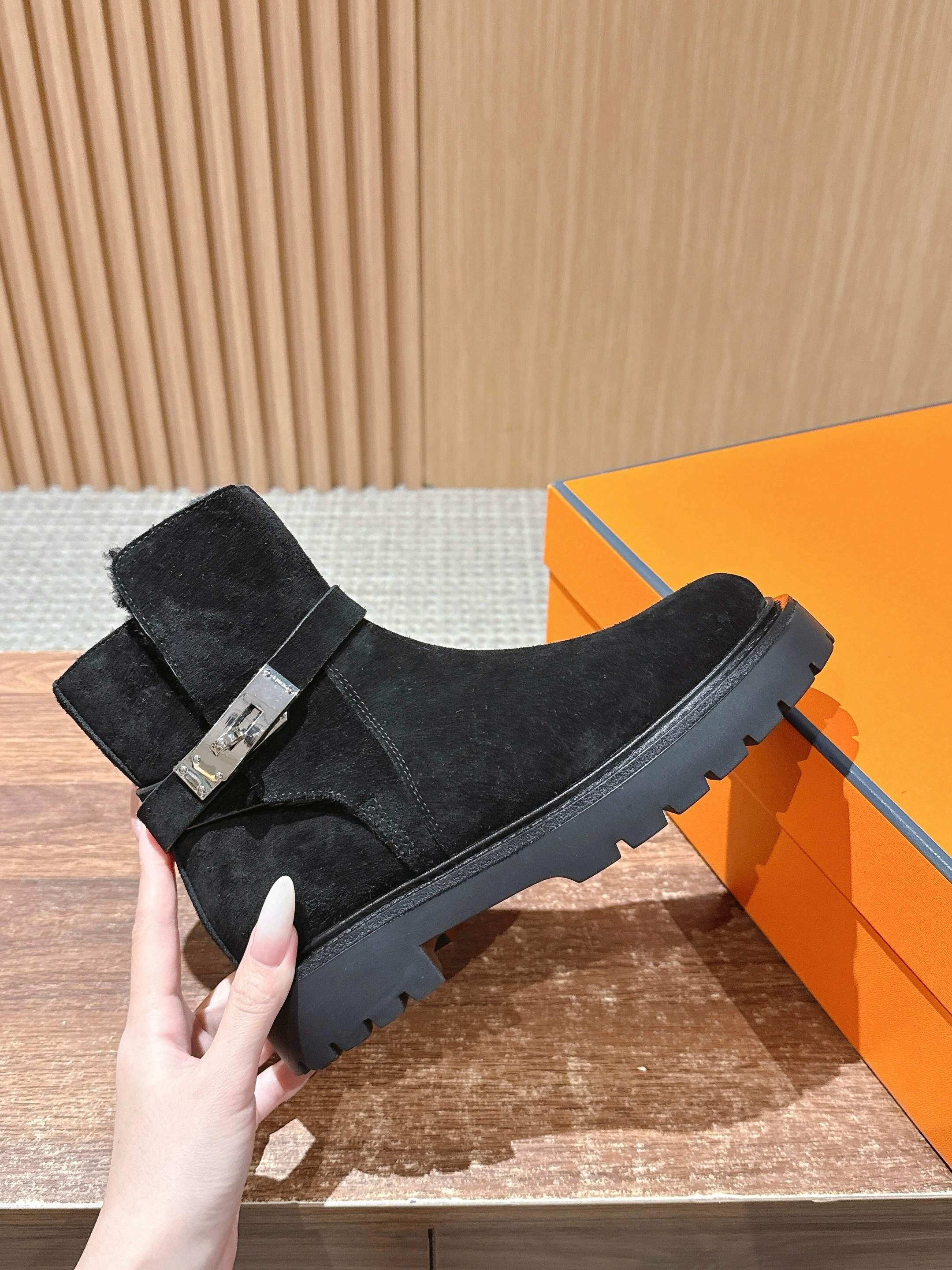 #绒面 HERMES 爱马仕秋冬加绒款金属扣马丁靴 鞋身搭配金属扣饰绑带,既强化了设计感,又可通过调节绑带适配不同脚型与 #绒面 HERMES 爱马仕秋冬加绒款金属扣马丁靴 鞋身搭配金属扣饰绑带,既强化了设计感,又可通过调节绑带适配不同脚型与