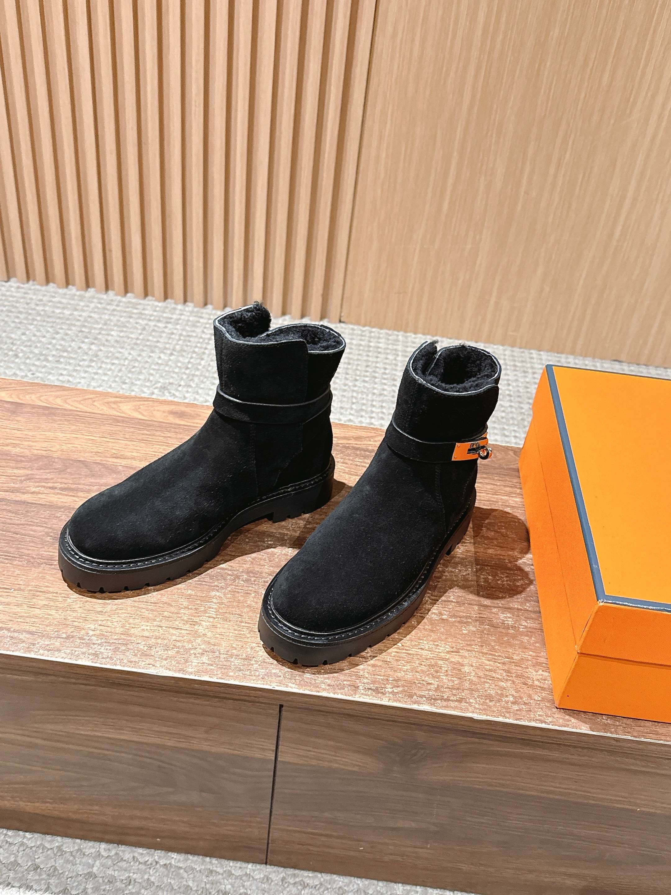 #绒面 HERMES 爱马仕秋冬加绒款金属扣马丁靴 鞋身搭配金属扣饰绑带,既强化了设计感,又可通过调节绑带适配不同脚型与 #绒面 HERMES 爱马仕秋冬加绒款金属扣马丁靴 鞋身搭配金属扣饰绑带,既强化了设计感,又可通过调节绑带适配不同脚型与