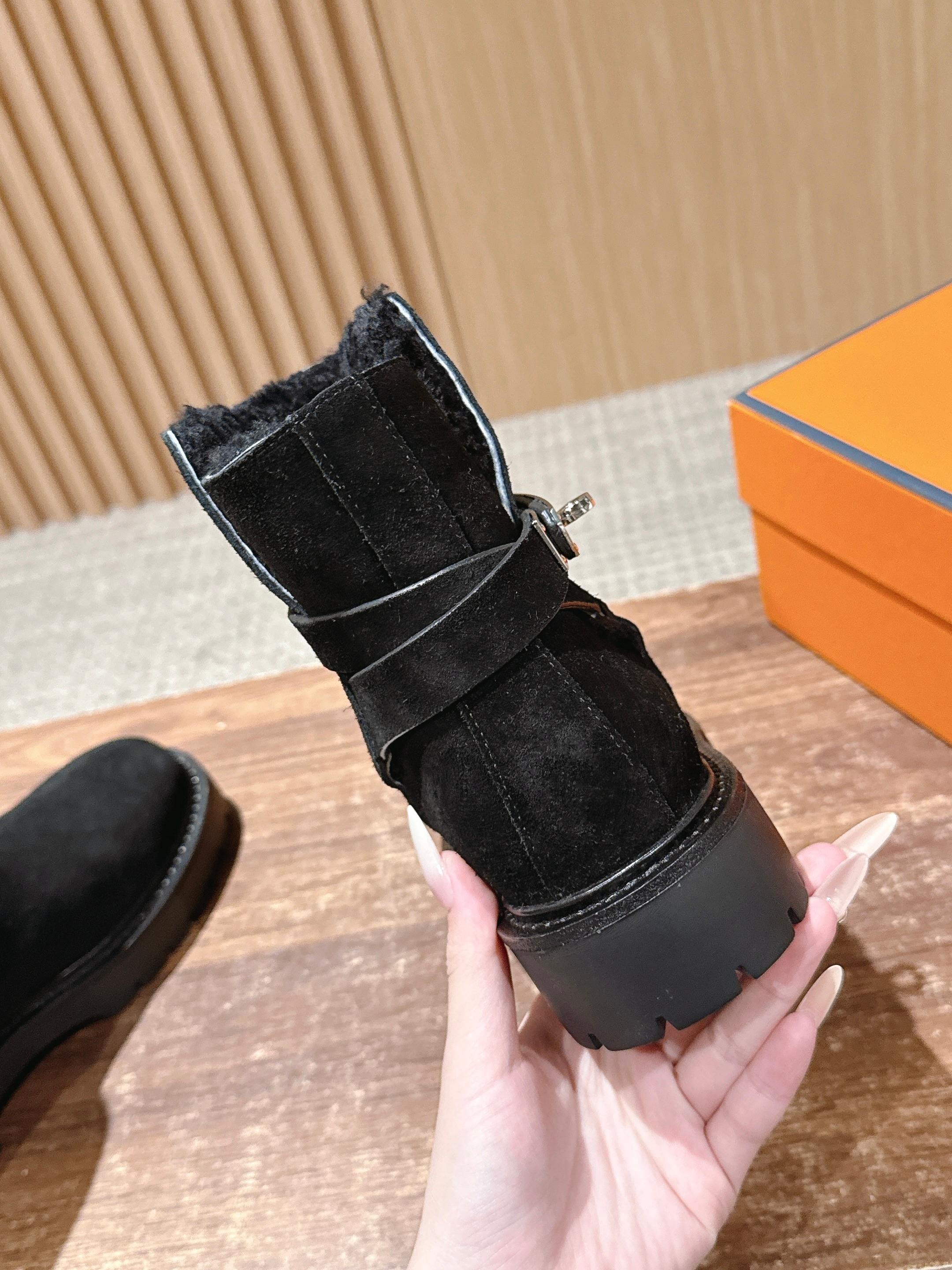 #绒面 HERMES 爱马仕秋冬加绒款金属扣马丁靴 鞋身搭配金属扣饰绑带,既强化了设计感,又可通过调节绑带适配不同脚型与 #绒面 HERMES 爱马仕秋冬加绒款金属扣马丁靴 鞋身搭配金属扣饰绑带,既强化了设计感,又可通过调节绑带适配不同脚型与