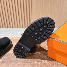 #绒面 HERMES 爱马仕秋冬加绒款金属扣马丁靴 鞋身搭配金属扣饰绑带,既强化了设计感,又可通过调节绑带适配不同脚型与 #绒面 HERMES 爱马仕秋冬加绒款金属扣马丁靴 鞋身搭配金属扣饰绑带,既强化了设计感,又可通过调节绑带适配不同脚型与