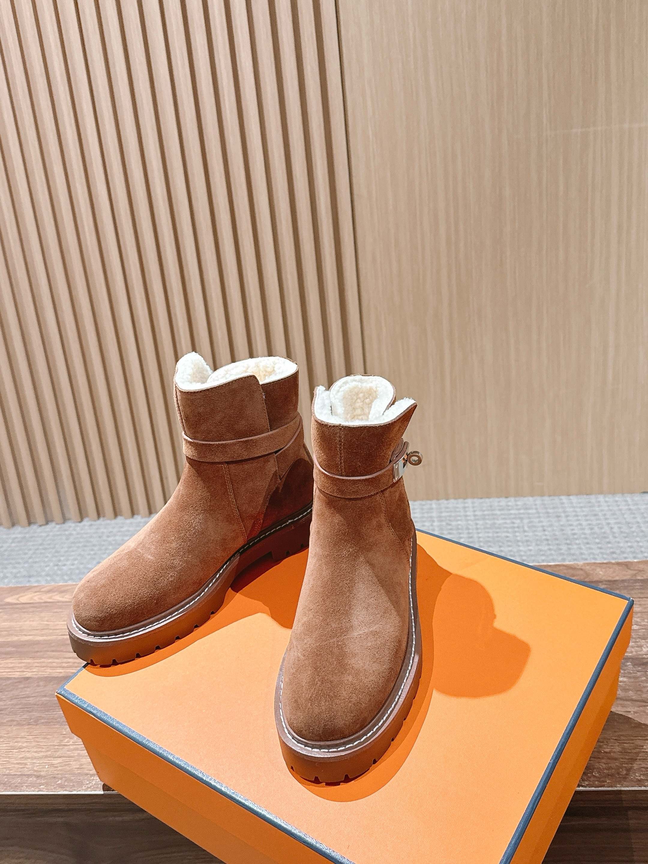#绒面 HERMES 爱马仕秋冬加绒款金属扣马丁靴 鞋身搭配金属扣饰绑带，既强化了设计感，又可通过调节绑带适配不同脚型与