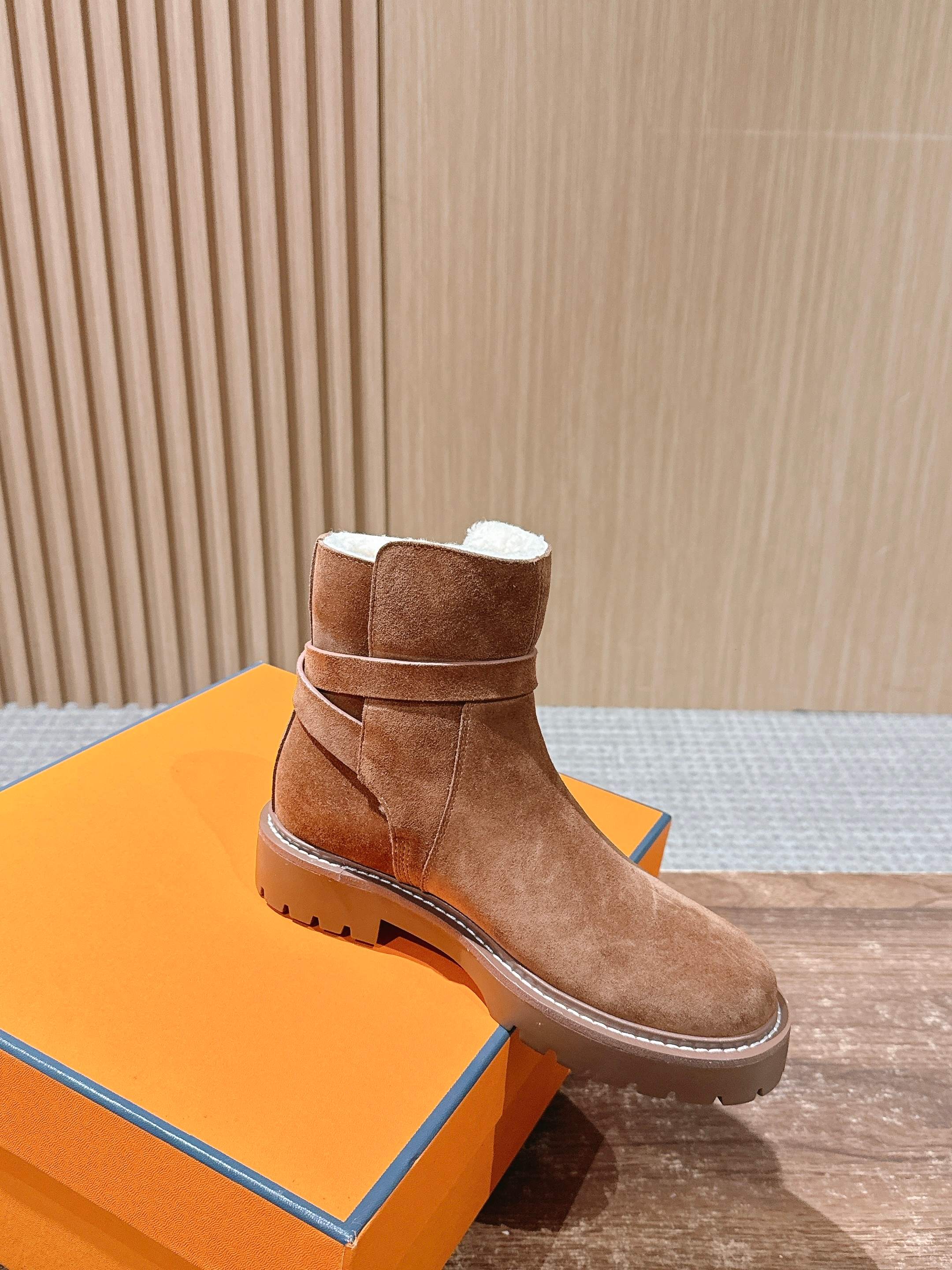 #绒面 HERMES 爱马仕秋冬加绒款金属扣马丁靴 鞋身搭配金属扣饰绑带，既强化了设计感，又可通过调节绑带适配不同脚型与