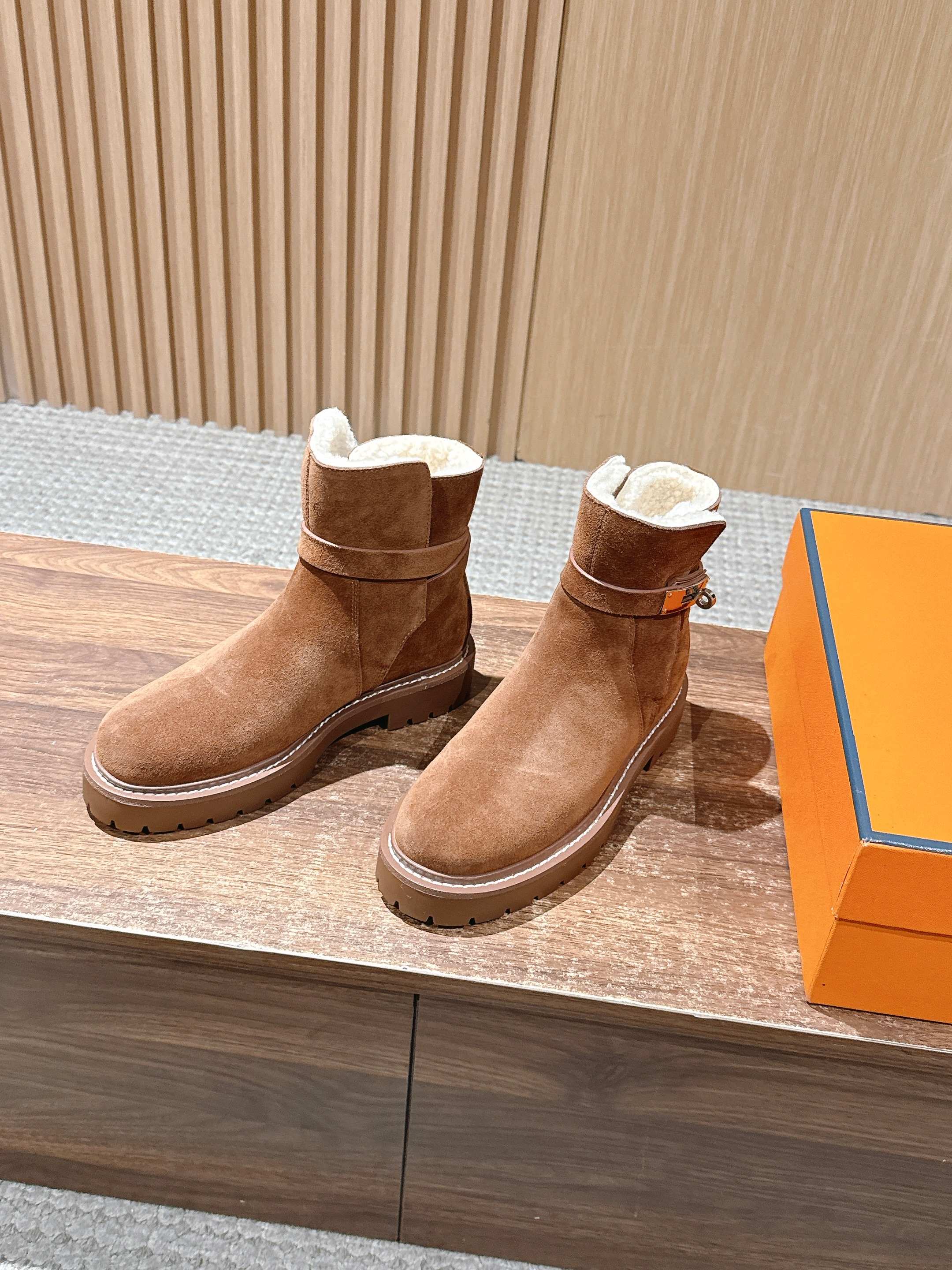 #绒面 HERMES 爱马仕秋冬加绒款金属扣马丁靴 鞋身搭配金属扣饰绑带，既强化了设计感，又可通过调节绑带适配不同脚型与