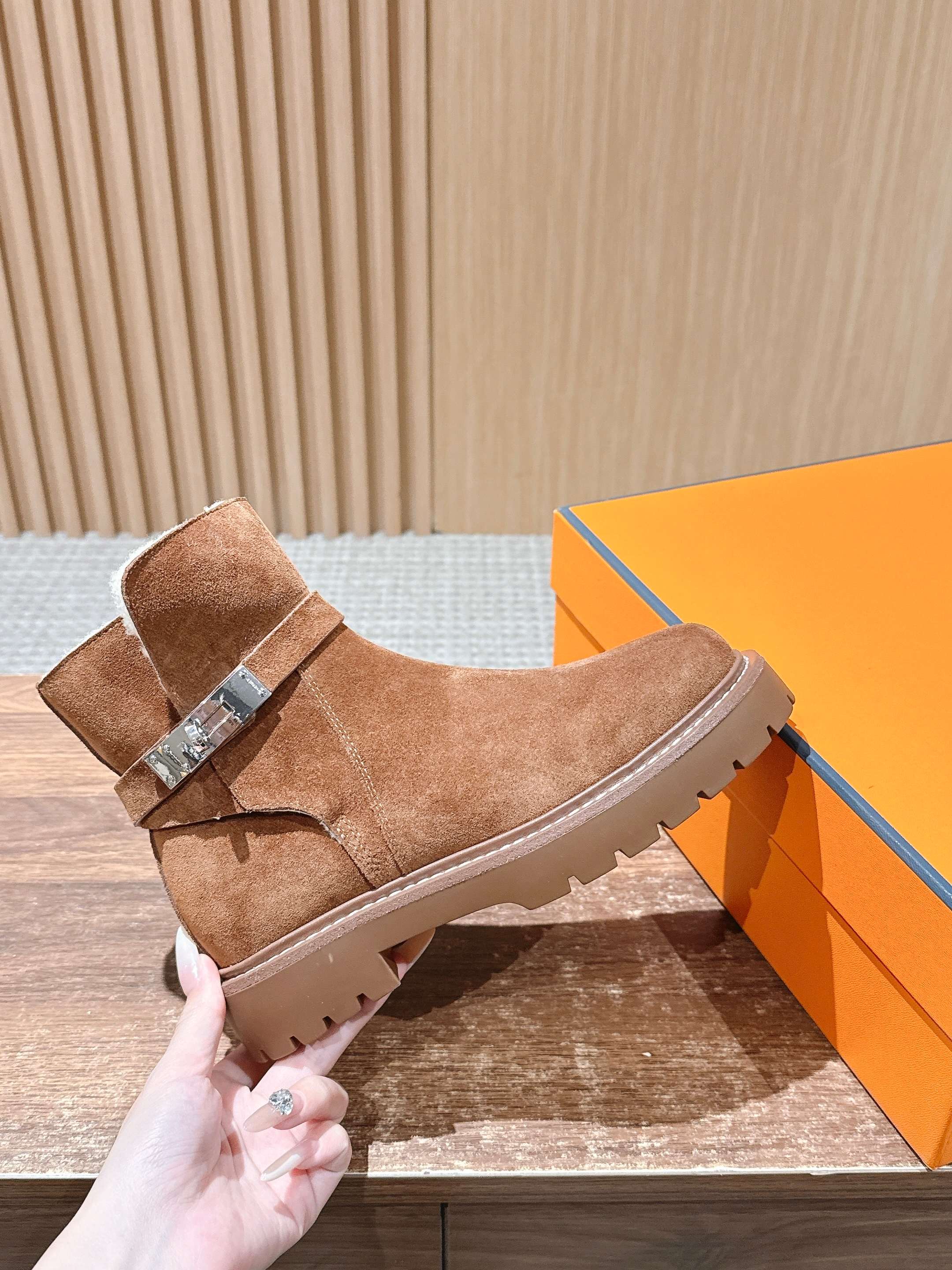 #绒面 HERMES 爱马仕秋冬加绒款金属扣马丁靴 鞋身搭配金属扣饰绑带，既强化了设计感，又可通过调节绑带适配不同脚型与