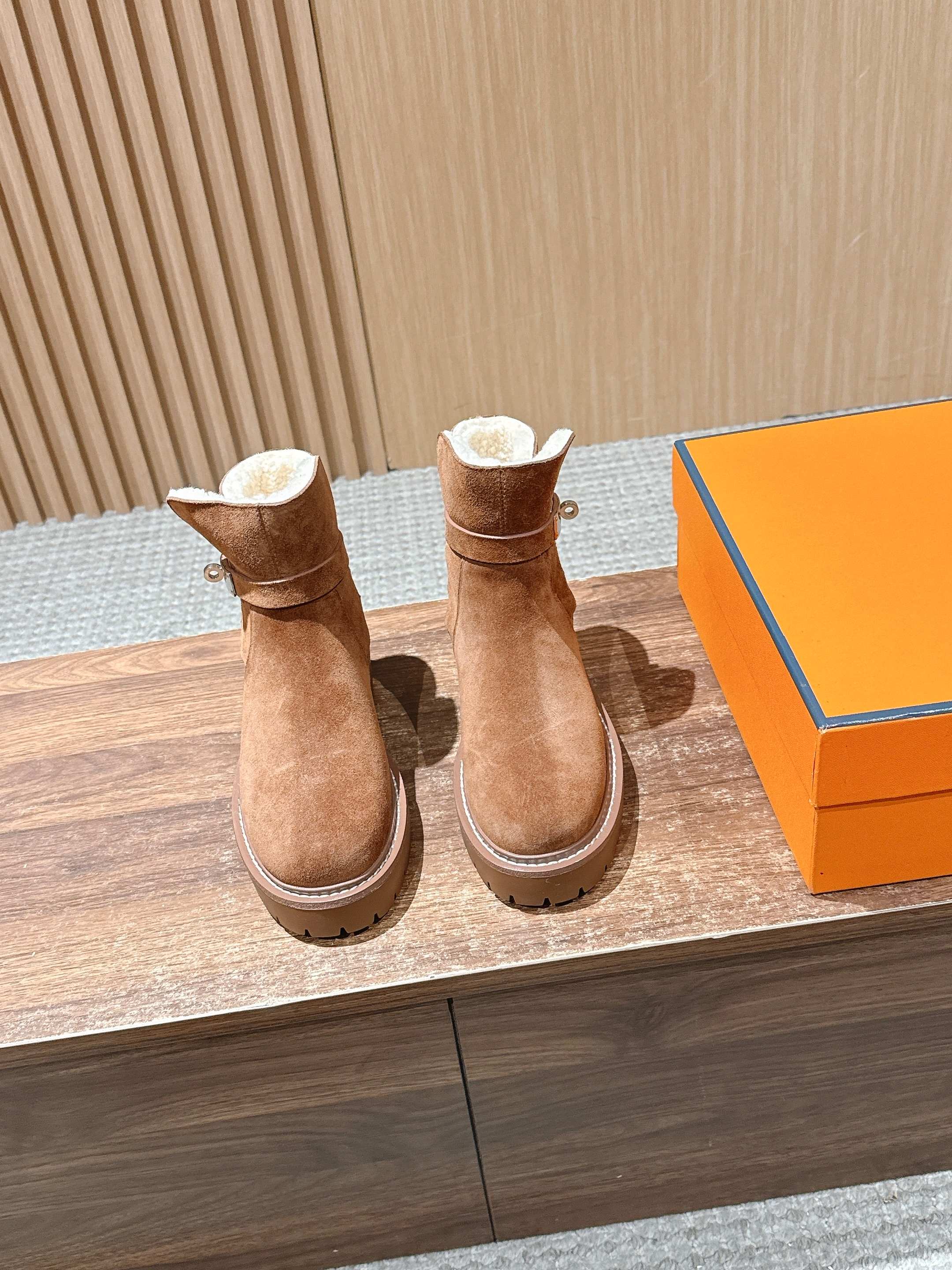 #绒面 HERMES 爱马仕秋冬加绒款金属扣马丁靴 鞋身搭配金属扣饰绑带，既强化了设计感，又可通过调节绑带适配不同脚型与
