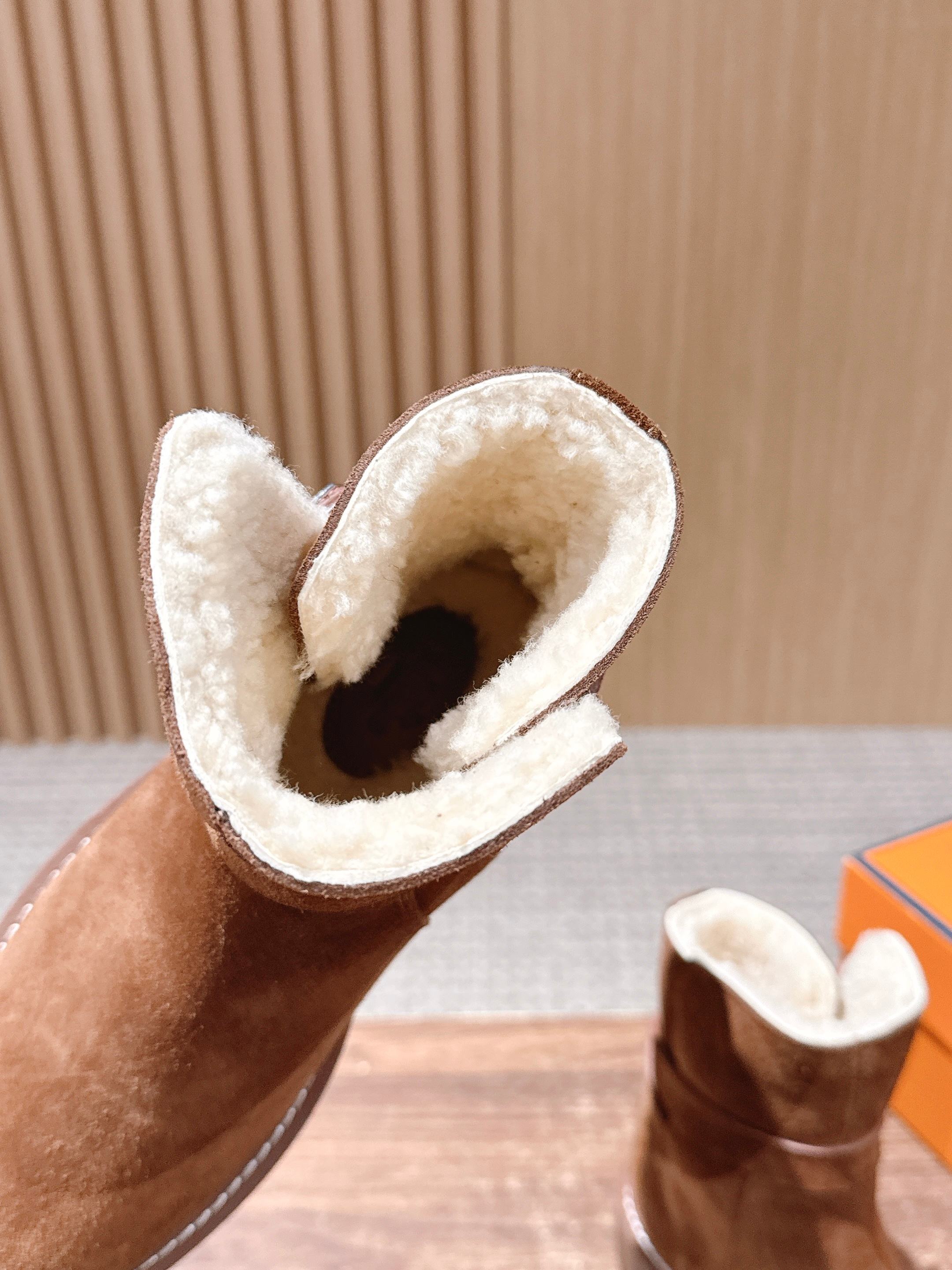 #绒面 HERMES 爱马仕秋冬加绒款金属扣马丁靴 鞋身搭配金属扣饰绑带，既强化了设计感，又可通过调节绑带适配不同脚型与