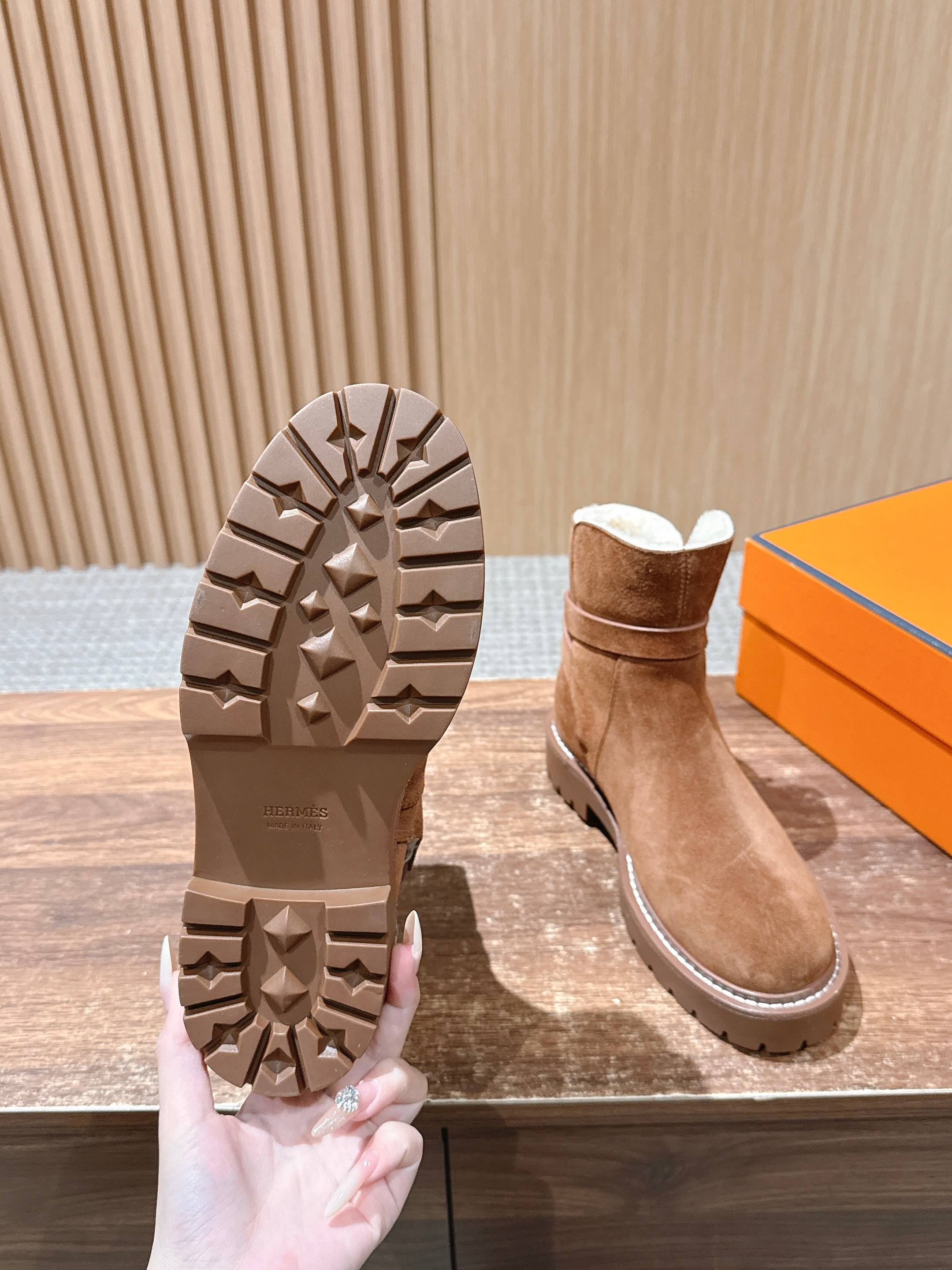 #绒面 HERMES 爱马仕秋冬加绒款金属扣马丁靴 鞋身搭配金属扣饰绑带，既强化了设计感，又可通过调节绑带适配不同脚型与