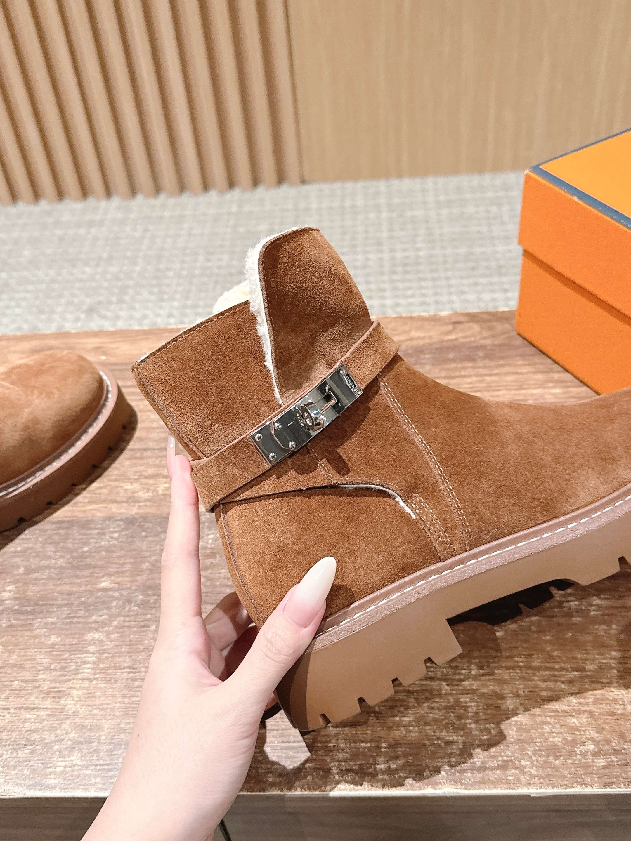 #绒面 HERMES 爱马仕秋冬加绒款金属扣马丁靴 鞋身搭配金属扣饰绑带，既强化了设计感，又可通过调节绑带适配不同脚型与
