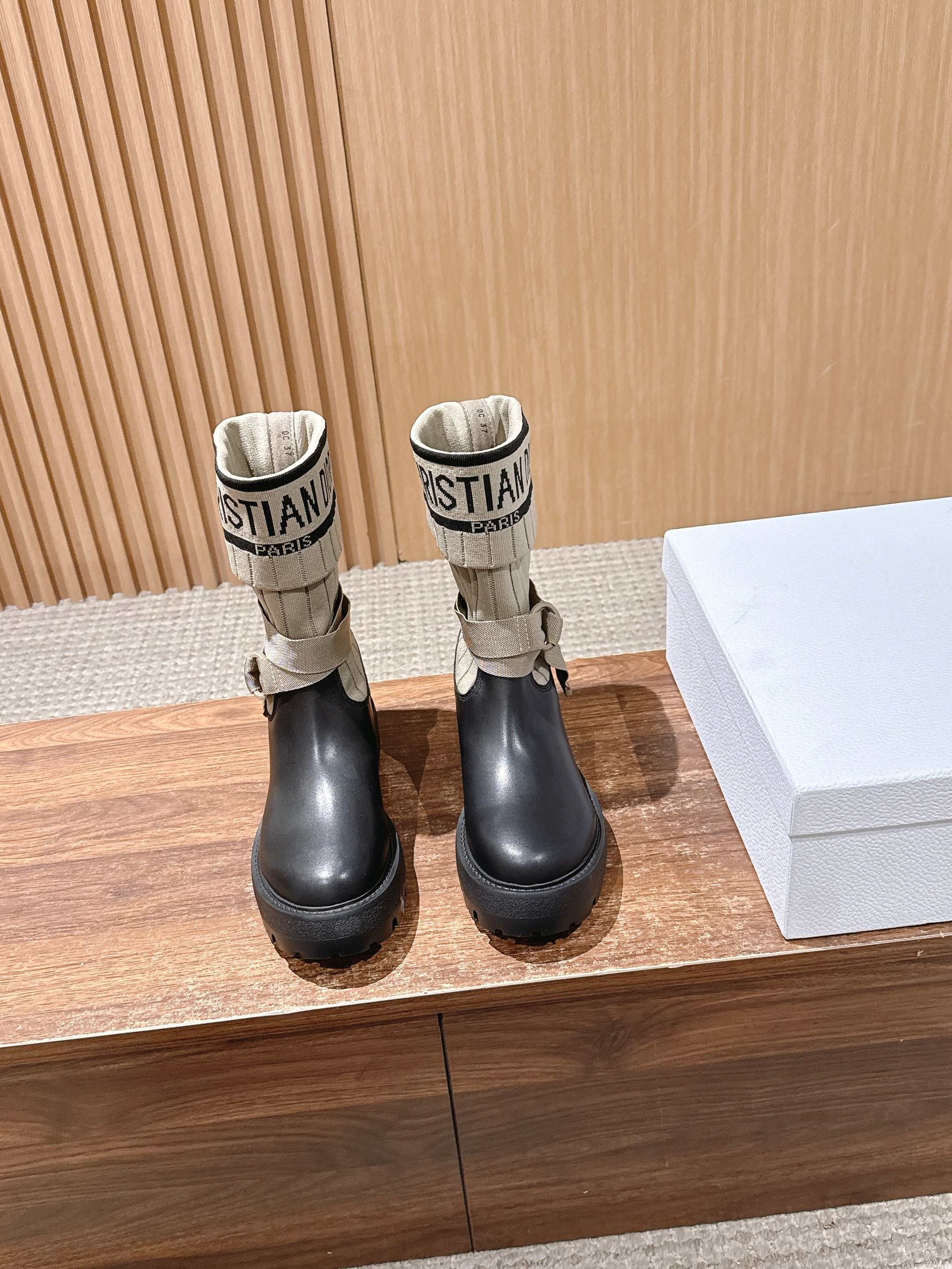 NO:578121,DIOR Dior's new sock boots, short boots and stretch boots. The shoe body combines leather soles and knitted socks. The leather part is stiff and stylish, while the knitted socks add softness and elasticity, making it both handsome and comfortable. The eye-catching 'CHRISTIAN DIOR PARIS' white letter webbing is printed on the top of the socks, which strengthens brand recognition and becomes the visual focus of the look.  The boots are equipped with buckle straps, which not only improves practicality, but also adds tough details of workwear style to the whole; the thick-soled design has both a heightening effect and a retro texture. This boot is highly versatile and can be flexibly combined with clothing and accessories according to different style needs, easily adapting to various scenes such as daily outings, parties or light workplaces. Upper cowhide/stretch socks Lining cowhide leather outsole Original molded outsole  size35-39 (40/41 size customization is not returnable), boots, dior, dior, boots, cowhide, socks19860909DIOR 迪奥新款袜子靴短靴弹力长筒靴 鞋身结合了皮革靴底与针织袜筒,皮革部分挺括有型,针织袜筒则增添柔软弹性,兼具帅气与舒适感.袜筒上方印有醒目的“CHRISTIAN DIOR PARIS”白色字母织带,强化品牌辨识度,成为造型的视觉焦点. 靴身配有搭扣式绑带,既提升实用性,又为整体增添工装风的硬朗细节；厚底设计则兼具增高效果与复古质感.这款靴款的百搭性较强,可根据不同风格需求,灵活组合服饰与配饰,轻松适配日常出街、派对或轻职场等多种场景. 鞋面牛皮/弹力袜 内里牛皮 大底原版开模大底 size35-39（40/41码定制不退换）,靴子,dior,dior,boots,cowhide,socks,Women's Shoes