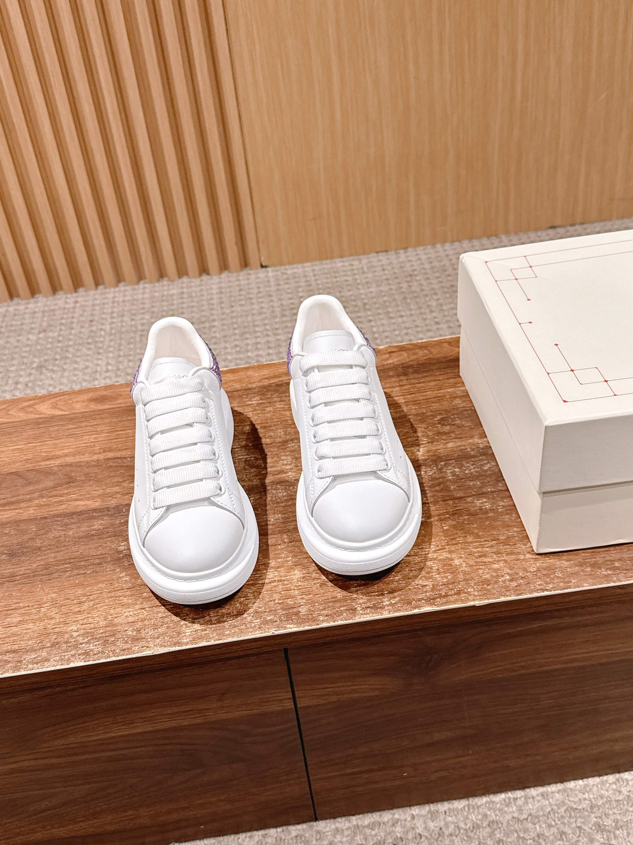 NO:578106,# Female Size Only【Purple Diamond Tail】 # McQueen is undoubtedly the classic king of white shoes. There are indeed many people who make them on the market, and the versions are also uneven, but there is still a long way to go before they are authentic!  Please take a look at our exclusive 1 exclusive customized latest silk cowhide 2 upgraded version of the last!  3Upgrade the original non-yellowing IP outsole!  It cost more than 20,000 yuan to make a new large base mold!  The color has been upgraded again!  From the materials and soles to the hardware, we hope to give you a truly original experience!  The upper material is exclusively customized imported silk cowhide, the original leather lining/foot pad material is top-notch imported knitted breathable lining!  Exclusive anti-counterfeiting chip tag Size women's size 35-39 (custom-made 40 non-returnable), casual shoes/sports shoes, alexander mcqueen, sneakers, cowhide19860909#限女码【紫色钻尾】 # 麦昆当之无愧算是小白鞋里的经典之王 市面上做的人也确实不在少数,版本也是参差不齐但真正离正品还是有一段距离！请看我们独家 1独家定制的最新丝绸牛皮 2升级版楦型！ 3升级原版不发黄ip大底！花费2万多从新开的大底模！颜色又升级！大到材质大底,小到五金我们都希望给你真正原版的体验！ 帮面材质独家定制进口丝绸牛皮,原版皮质 内里/垫脚材质顶级进口针织透气内里！ 独家防伪芯片标签 Size女码35-39（40定做不退换）,休闲鞋/运动鞋,alexander mcqueen,sneakers,cowhide,Women's Shoes