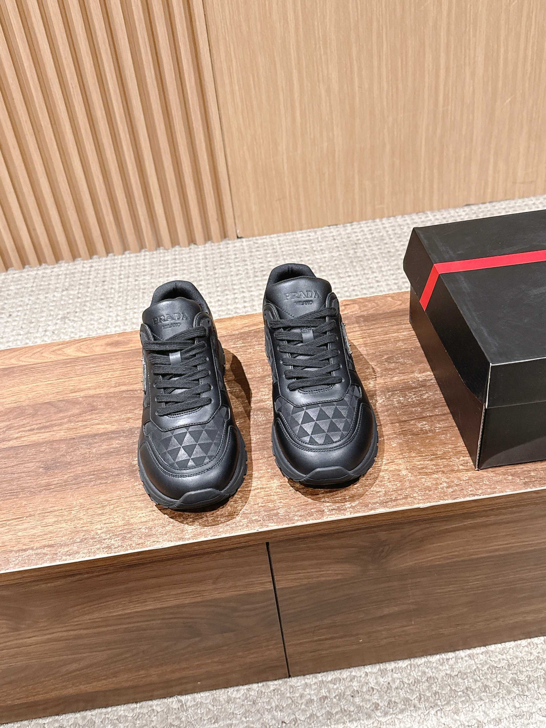 NO:578103,PRADA's new men's thick-soled leather patchwork sports and casual shoes. This leather sports shoe uses calfskin spliced technical fabric uppers with geometric textures, blending elegance and innovative design. The outside is decorated with an enameled metal triangle logo, and the 4.5cm concave and convex rubber thick sole is full of modern style. The heel and tongue are decorated with the Prada letter logo, all explaining the brand style. Cotton mesh lining, the upper foot is soft, light, comfortable and durable.  Size38-46 (38/45/46 customization is not returnable), casual shoes/sports shoes, prada, prada, sneakers, cowhide19860909PRADA 普拉达新款男士厚底皮拼布运动休闲鞋 这款皮革运动鞋采用小牛皮拼接科技织物鞋面,布面带几何纹理,糅合优雅风范与创新设计.外侧饰以涂珐琅金属三角形徽标,搭配4.5cm凹凸纹橡胶厚底摩登风范十足,后跟及鞋舌饰有prada字母徽标,无不阐释品牌格调.棉网内里,上脚柔软轻便舒适耐看 Size38-46（38/45/46定制不退换）,休闲鞋/运动鞋,prada,prada,sneakers,cowhide,Women's Shoes