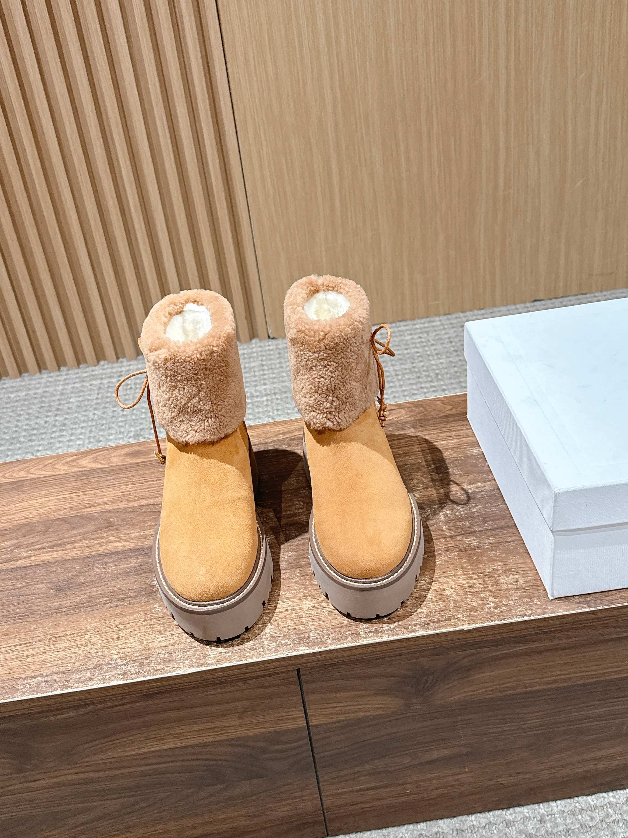 NO:578090,#SiLin new Martin boots cotton boots snow boots series original fur one-piece nubuck leather Yangjing 3D three-dimensional logo-2 wool perfectly matches the color of the counter, original private model imported material multi-layer combination rubber outsole Size35-39 (40/41 customization is not returnable), snow boots, boots, sheep19860909#思琳新款马丁靴棉靴雪地靴系列 原版皮毛一体磨砂皮羊京3D立体logo-2 羊毛完美契合专柜颜色,原版私模进口材质多层组合橡胶大底 Size35-39（40/41定制不退换）,雪地靴,boots,sheep,Women's Shoes