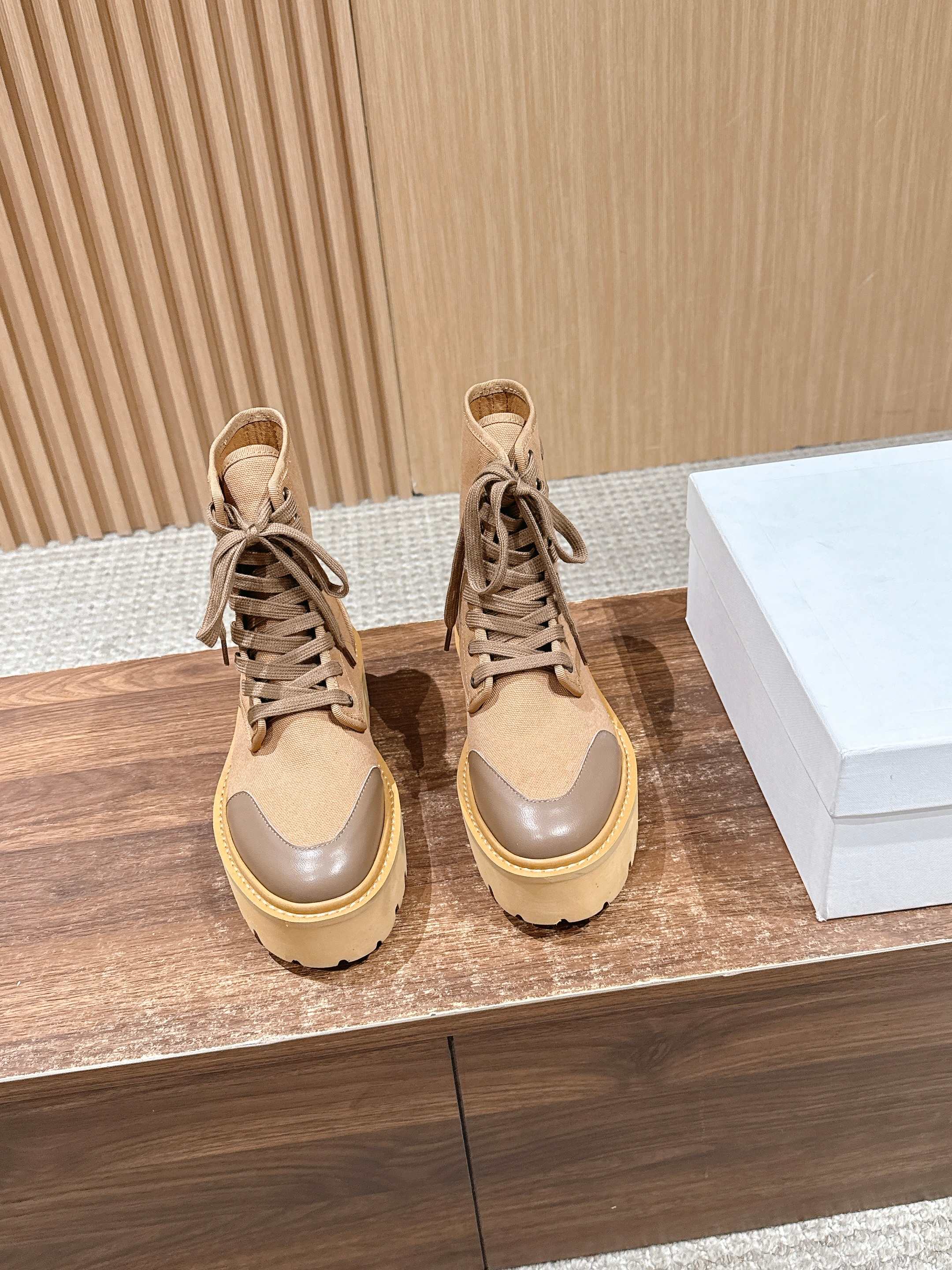 NO:578099,#SiLin new lace-up thick-soled Martin boots. The current style is really sassy and sweet. The items are very versatile for daily use. They are very eye-catching and chic. The old two-color effect calfskin has a retro tone. The original customized thick soles increase the height and show the slim legs. The back design is really cool. It is made of custom-made first-layer calf material. Sheepskin lining is 4.5cm.  Size35-39 (40/41/42 customization is not returnable), boots, cowhide, sheepskin19860909#思琳新款系带厚底马丁靴 现在的风格真的又飒又甜 ,单品都很日常百搭,很亮眼别致,做旧双色效果小牛皮,带着复古的调,原版定制厚底,增高显腿细 背面设计帅 真的很赞,定制头层小牛材质 绵羊皮内里 4.5cm Size35-39（40/41/42定制不退换）,靴子,boots,cowhide,sheepskin,Women's Shoes