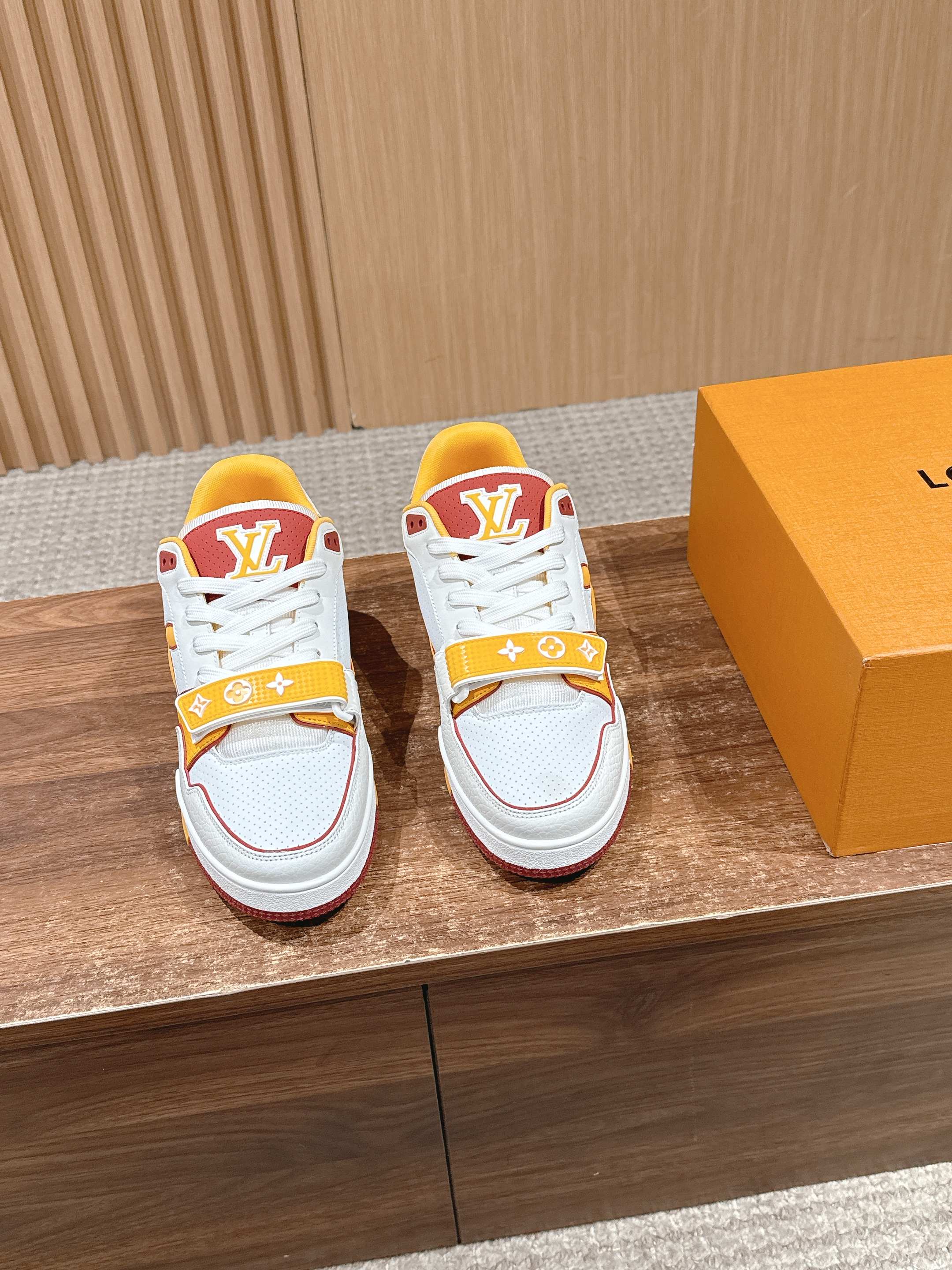 NO:578278,#couplecode #Louis Vuitton casual sneakers, skate shoes, classic returns, no one wants to miss it!  The entire body of the shoe is covered with a small LV Monogram logo. There are many classic LV Trainer colors. Although this season's design is similar in shape, there are still many highlights in the details! Each pair of sewing takes 7 hours. The tongue, side and back are decorated with LV letters, and the side is decorated with the Vuitton logo.  The outsole is decorated with Monogram flowers. Let’s talk about the craftsmanship. The embossing on the side uses high-temperature hydraulic integrated technology, which has a strong three-dimensional effect. The toe logo forms a central axis with the upper and tongue. The stitching of the outsole is also the same as ZP. The last two stitches must be heavy stitches to prevent off-line. These subtle differences reflect the quality. Size Women’s size 35-39 (40 customization is not returnable)  Men's size 39-46 (45/46 customized, non-refundable), casual shoes/sports shoes, louis vuitton, louis vuitton, sneakers19860909#情侣码 #路易威登休闲运动鞋 滑板鞋 经典回归每一个都不想错过！整个鞋身都有LVMonogram小标识覆盖 LV Trainer经典配色有很多,这一季的设计虽然在造型上比较类似,但是在细节上还是有很多亮点哒! 每双缝纫工时7小时 鞋舌、侧面和后部饰有 LV 字母 侧面饰有 Vuitton 标识 外底饰有Monogram花卉,说下工艺,侧面的压纹采用的是高温液压一体式的技术,立体感超强,鞋头logo与鞋面和鞋舌呈一条中轴线,大底车线也是跟ZP一样的工艺收针的后两针一定是重针,防止脱线,这些细微的差别体现出品质. Size 女码35-39（40定制不退换） 男码39-46（45/46定制不退换）,休闲鞋/运动鞋,louis vuitton,louis vuitton,sneakers,Women's Shoes