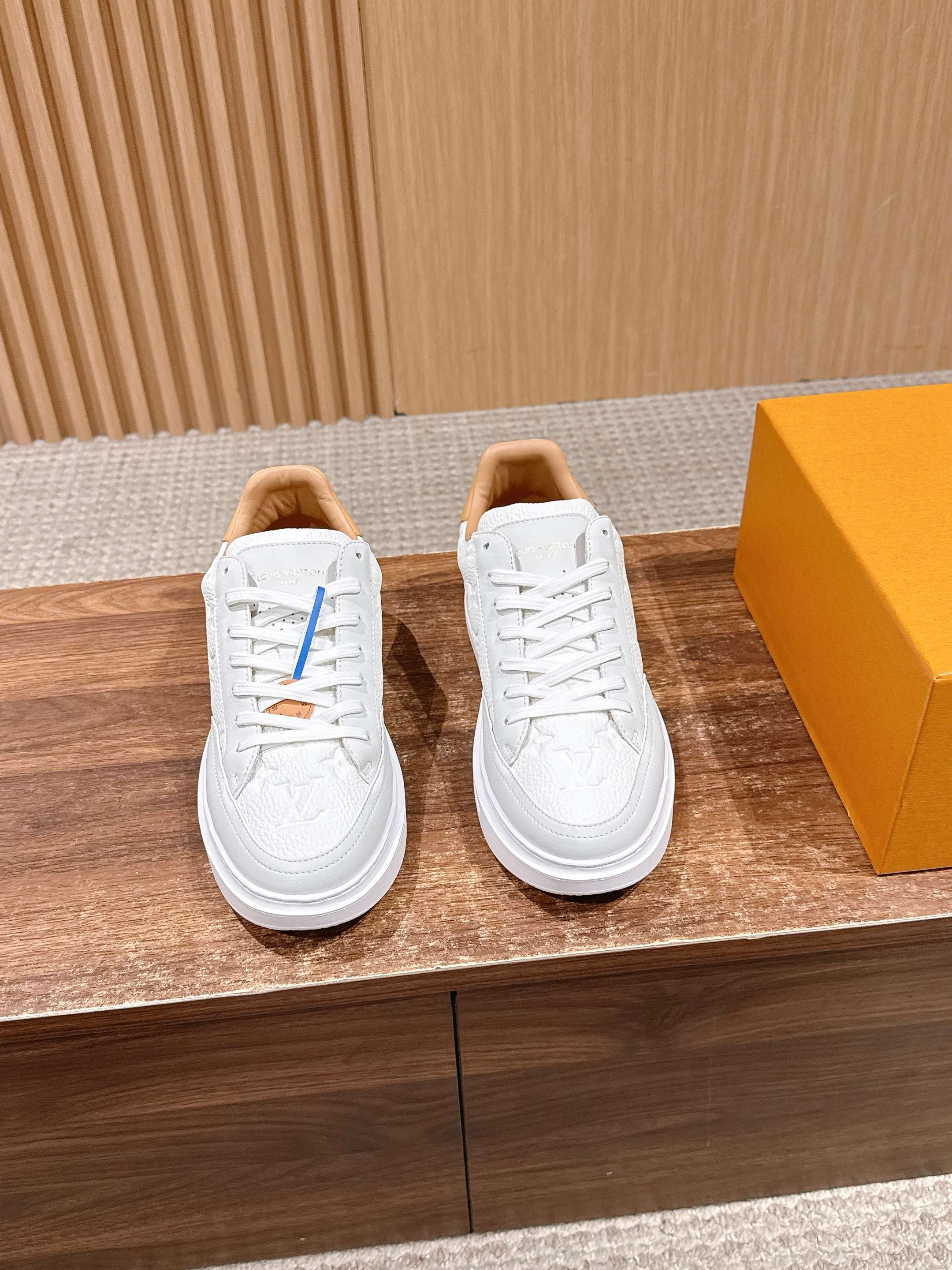 NO:592739,#Donkeybrand men's casual sports shoes This sports shoe is made of soft grained cow leather upper, with contrasting stitching that injects sophisticated texture into the neat casual configuration. The sides and heels are decorated with silk-screen logo labels, and the tongue is decorated with LV letters. It is paired with a thick and lightweight rubber outsole. The Louis Vuitton handwritten logo on the side upgrades the casual and elegant style. The cowhide fabric mixed lining and cowhide foot pads are simple and versatile, and the upper foot is fashionable and casual. It is available in multiple colors and comes with a full set of original packaging!  Size 39-44 (45 customized, non-returnable), casual shoes/sports shoes, louis vuitton, louis vuitton, louis vuitton, sneakers, cowhide19860909#驴牌男士休闲运动鞋 这款运动鞋取材柔软粒面牛皮革鞋面,撞色缝线为利落休闲构型注入考究质感,鞋侧及后跟饰以丝印logo标签,鞋舌饰以LV字母标识,搭配厚实而轻盈的橡胶外底,侧面路易威登手写体标识升级闲雅格调.牛皮织物混合内里,牛皮垫脚,款式简约百搭,上脚时尚休闲,多色可选,配全套原包装！码数39-44（45定制不退换）,休闲鞋/运动鞋,louis vuitton,louis vuitton,louis vuitton,sneakers,cowhide,Women's Shoes