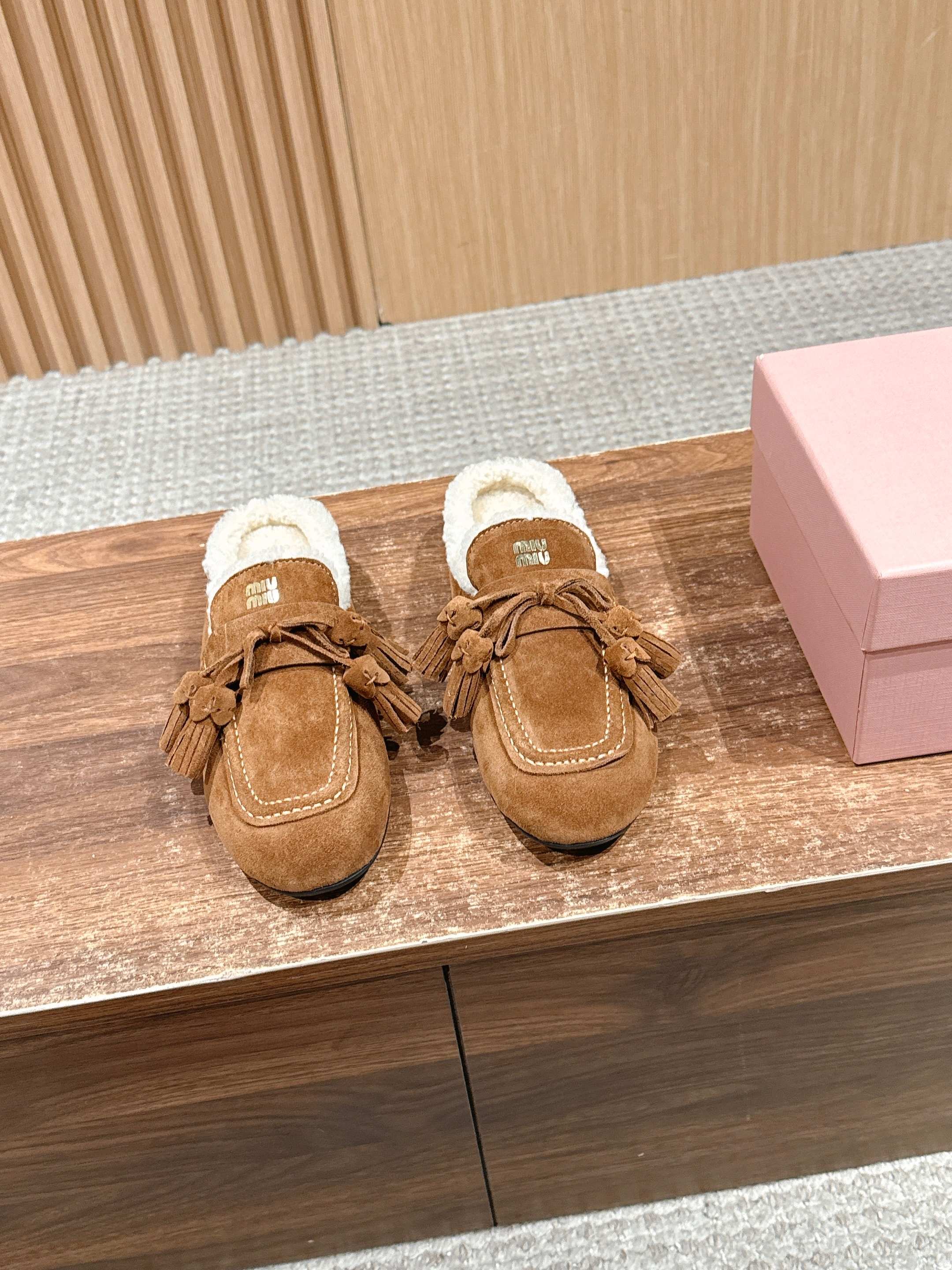 NO:592736,MIU MIU Miu Miu's new furry slip-on tassel half-slip loafers for autumn and winter. Match them at will and feel invincible. The fashionable reincarnation miumiu leads the trend with hanging mode. Cow suede material. Wool lining. Size 35-39 (customized for 40, non-returnable and non-exchangeable), half-slip furry shoes, miumiu, loafers.19860909MIU MIU 缪缪秋冬新款毛毛一脚蹬流苏半拖乐福鞋 随意搭配 脚感无敌 时尚的轮回miumiu以开挂模式引领潮流 牛反绒材质 羊毛内里 Size35-39（40定做不退不换）,半拖毛毛鞋,miumiu,loafers,Women's Shoes