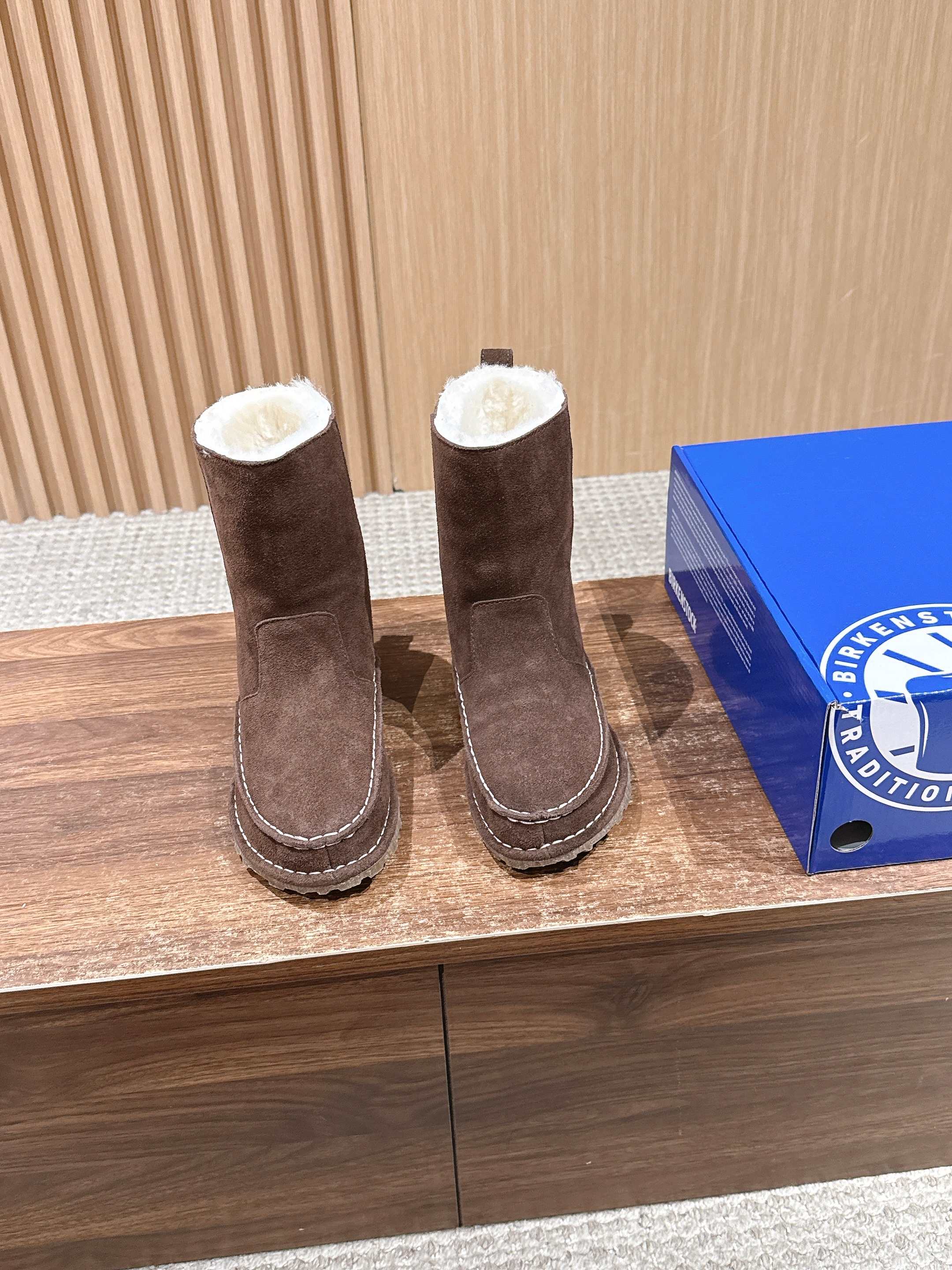 NO:592733,#Birkenstock Lahti mid-calf snow boots. Outfit collection. How many combinations can winter snow boots be worn? Warm and pragmatic outfit blogger. You will definitely not get cold in winter~ The feet are a very important part of the human body, and you must protect its temperature. You will not refuse furry and warm things~ Especially this kind of plush snow boots. The inside of the boots is comfortable to the touch and has strong heat storage capacity. The small-curved gear edge can also play an anti-slip role.  It also adds artistic aesthetics to the feet and is full of fashion!  Simply pair it with a pair of stockings, and you will look very fashionable on your feet. Snow boots will not look bulky at all. Suede leather upper. Contrast color braided stitching design highlights personality [Celebrate R]. Fabric: cowhide. Lining: wool. Outsole: rubber non-slip outsole. Size: 35-39 (40 customizations are not returnable), snow boots, boots, cowhide.19860909# 勃肯Lahti中筒雪地靴 穿搭合集冬季雪地靴能穿出多少种搭配 保暖实用主义穿搭博主 冬天一定不会冷到自己～ 脚是人体很重要的部位 要好好保护好它的温度 都不会拒绝毛茸茸,暖呼呼的东西~ 特别是这种加长毛绒的雪地靴 靴子内部被触感舒适,蓄热能力强 小弧度的齿轮边缘既可以起到防滑的作用 又为脚部增添了艺术美学,潮范十足！ 简约搭配一件长筒袜,上脚就十分洋气 完全不会显得雪地靴笨重 翻毛皮鞋面 撞色编织缝线设计彰显个性[庆祝R] 面料:牛皮 内里:羊毛 大底:橡胶防滑大底 尺码:35-39码（40定制不退换）,雪地靴,boots,cowhide,Women's Shoes